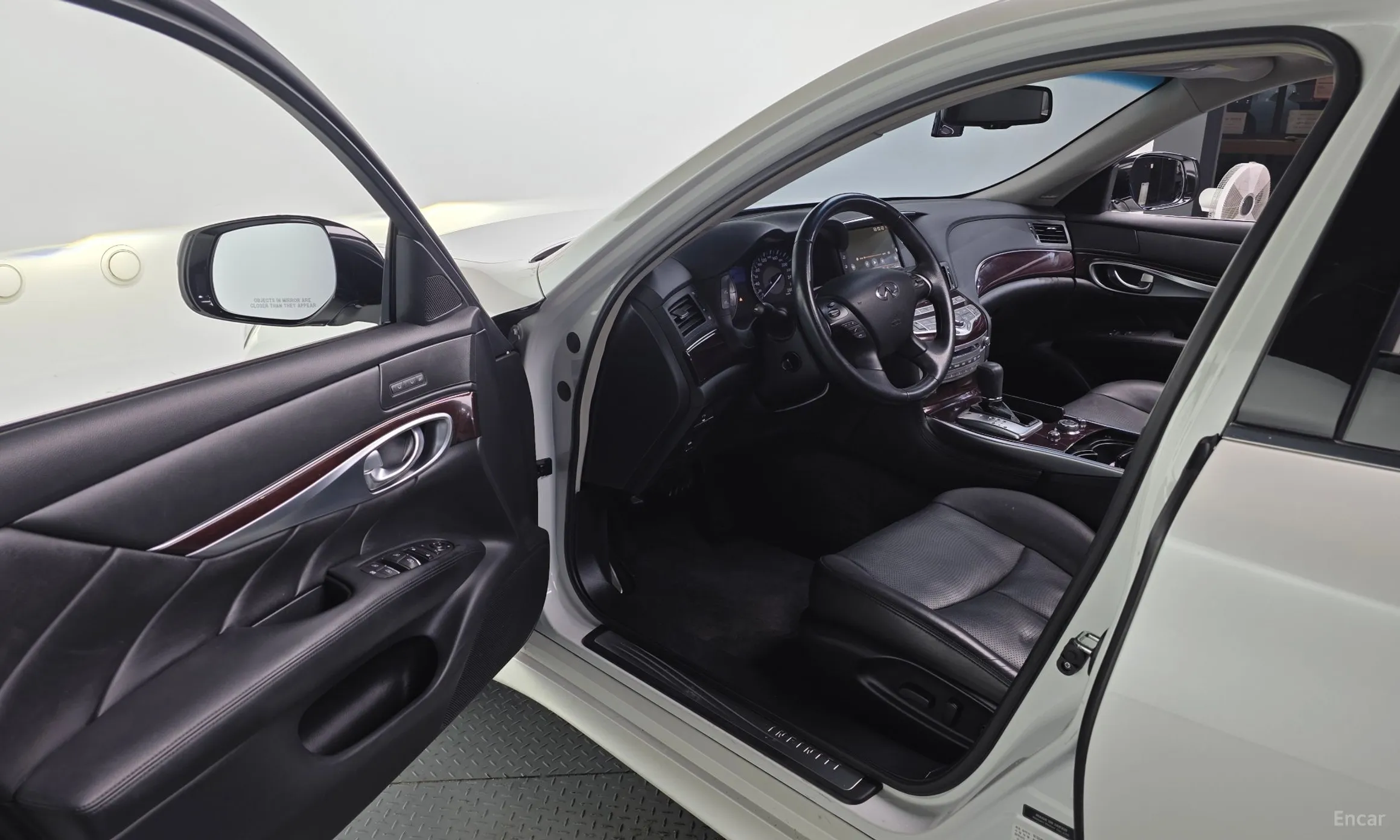 Infiniti Q70 превью 11