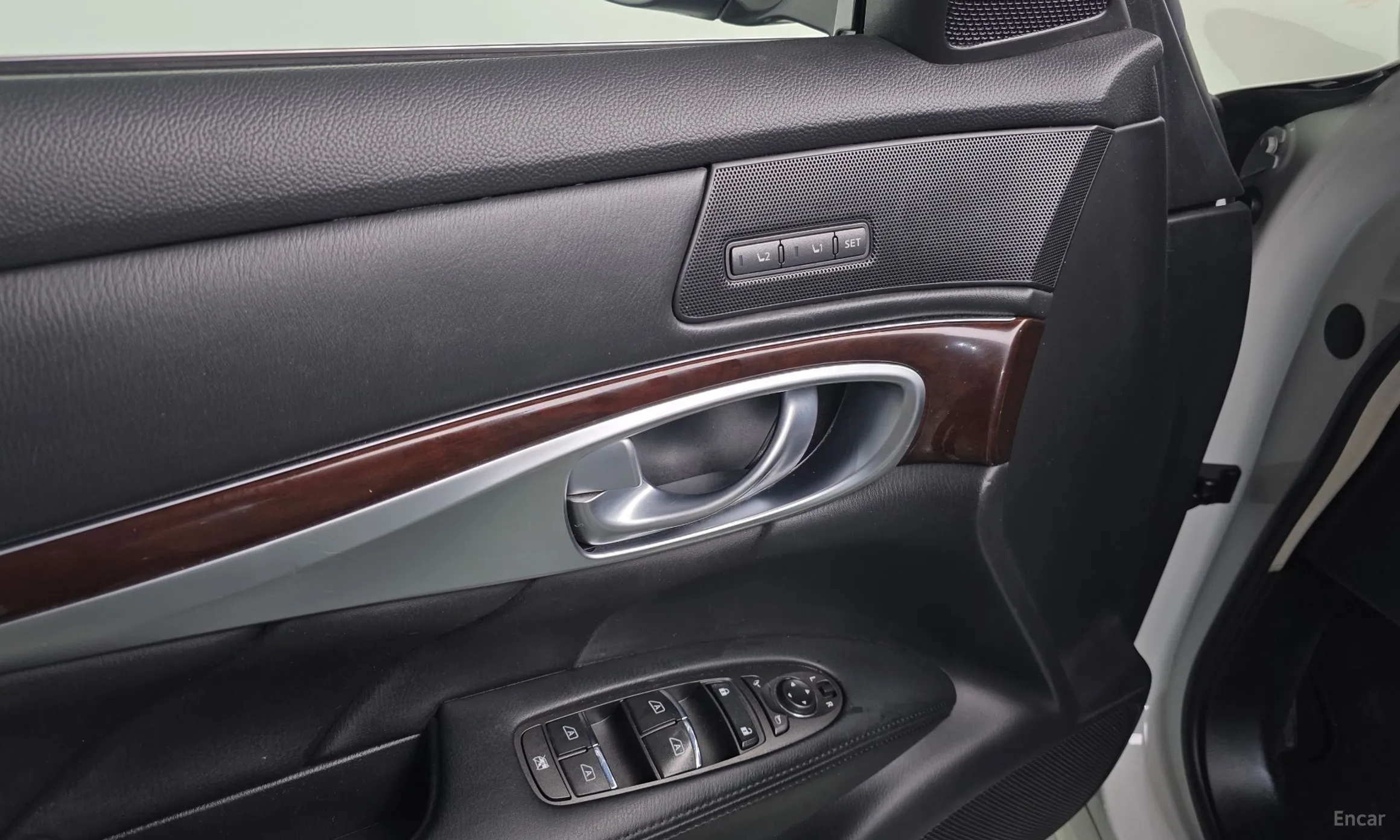 Infiniti Q70 превью 17