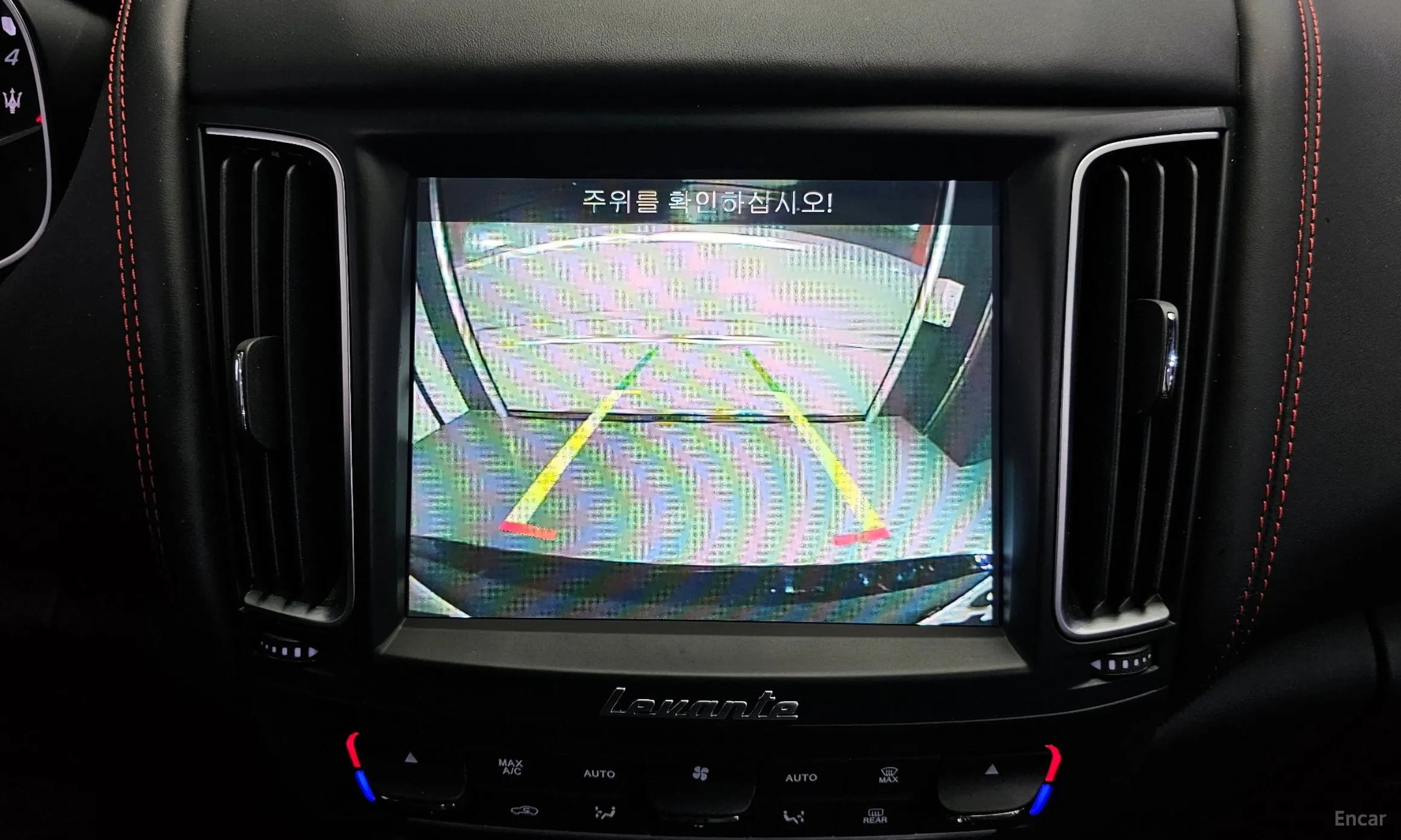 Maserati Levante превью 15