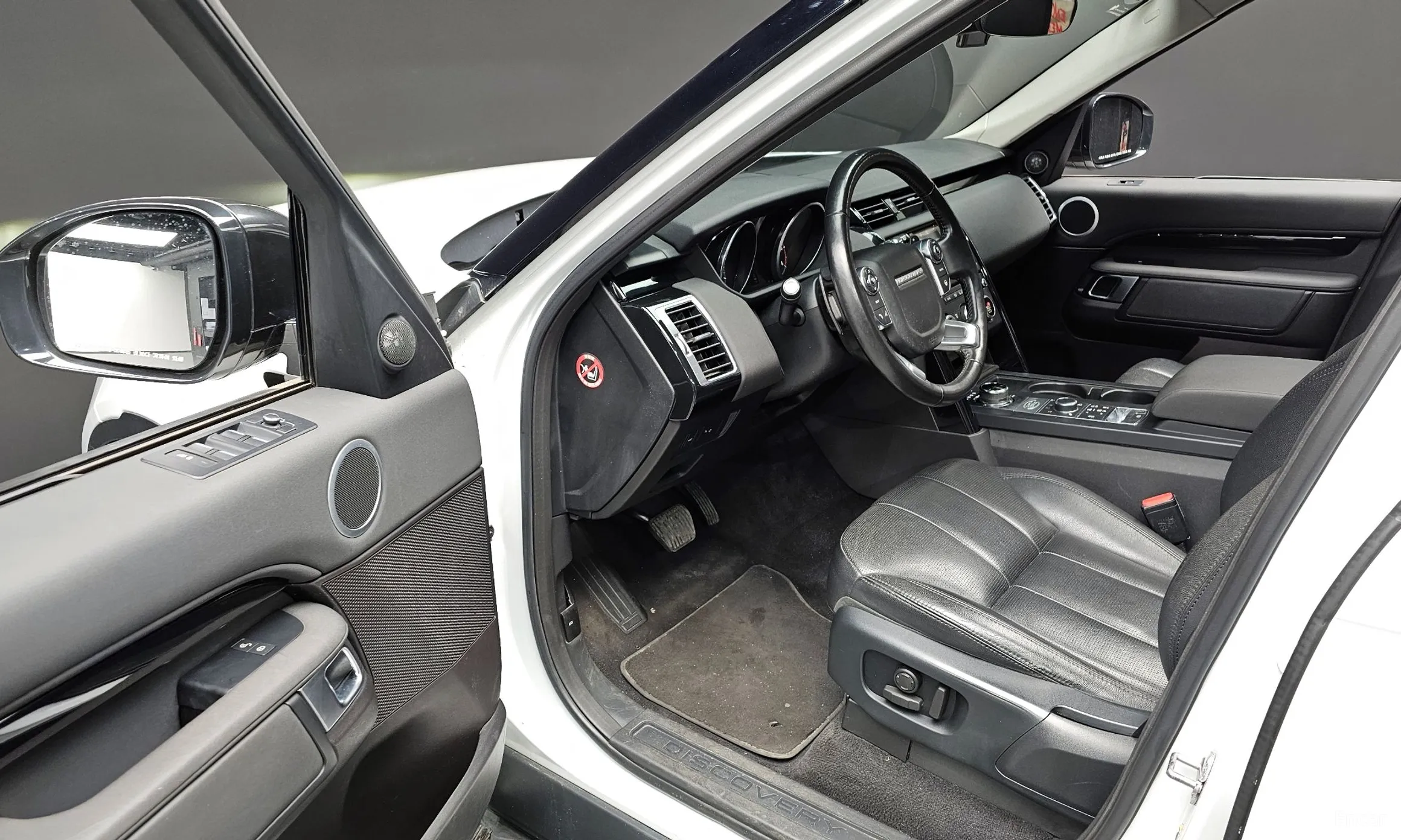 Land Rover Discovery 5 превью 12