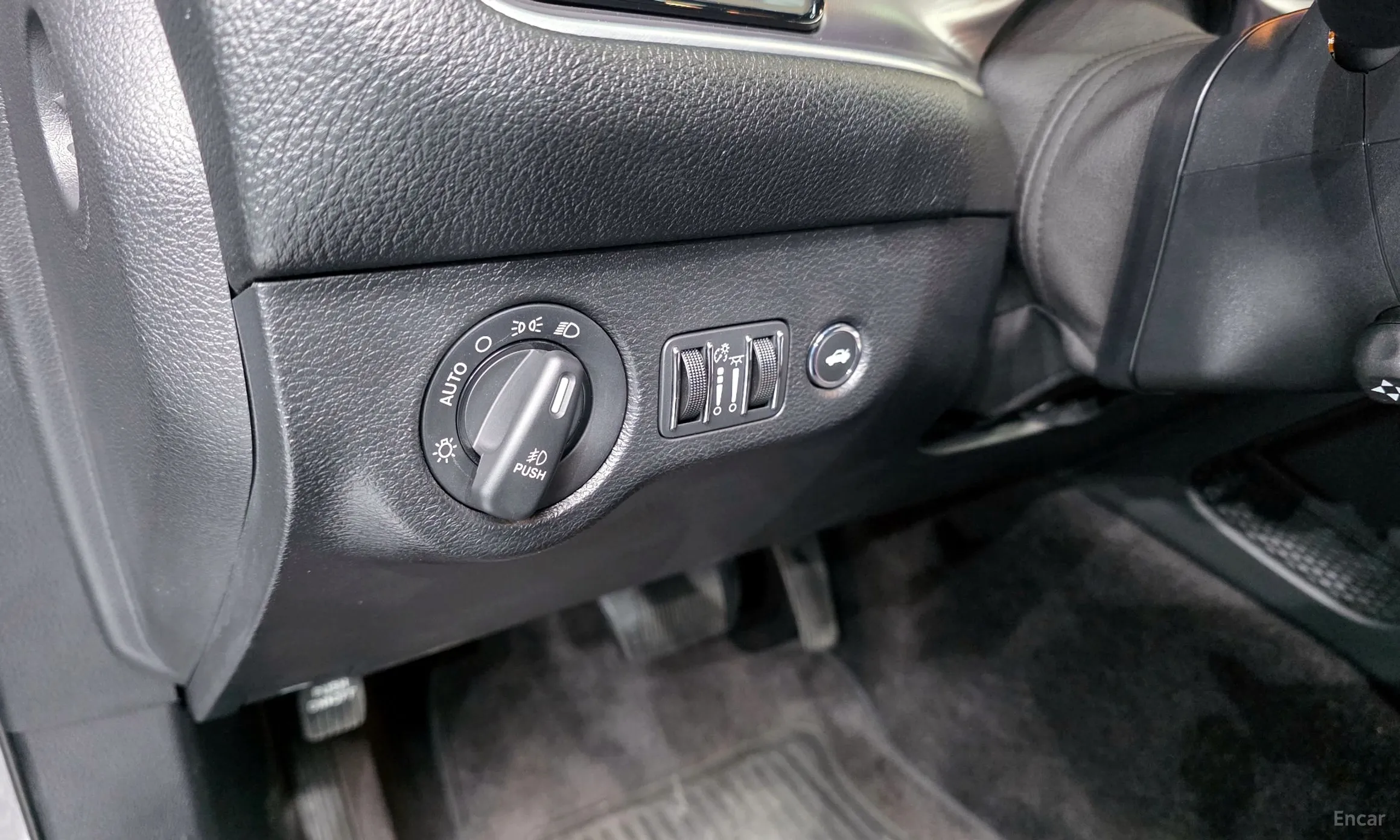 Dodge Challenger превью 18