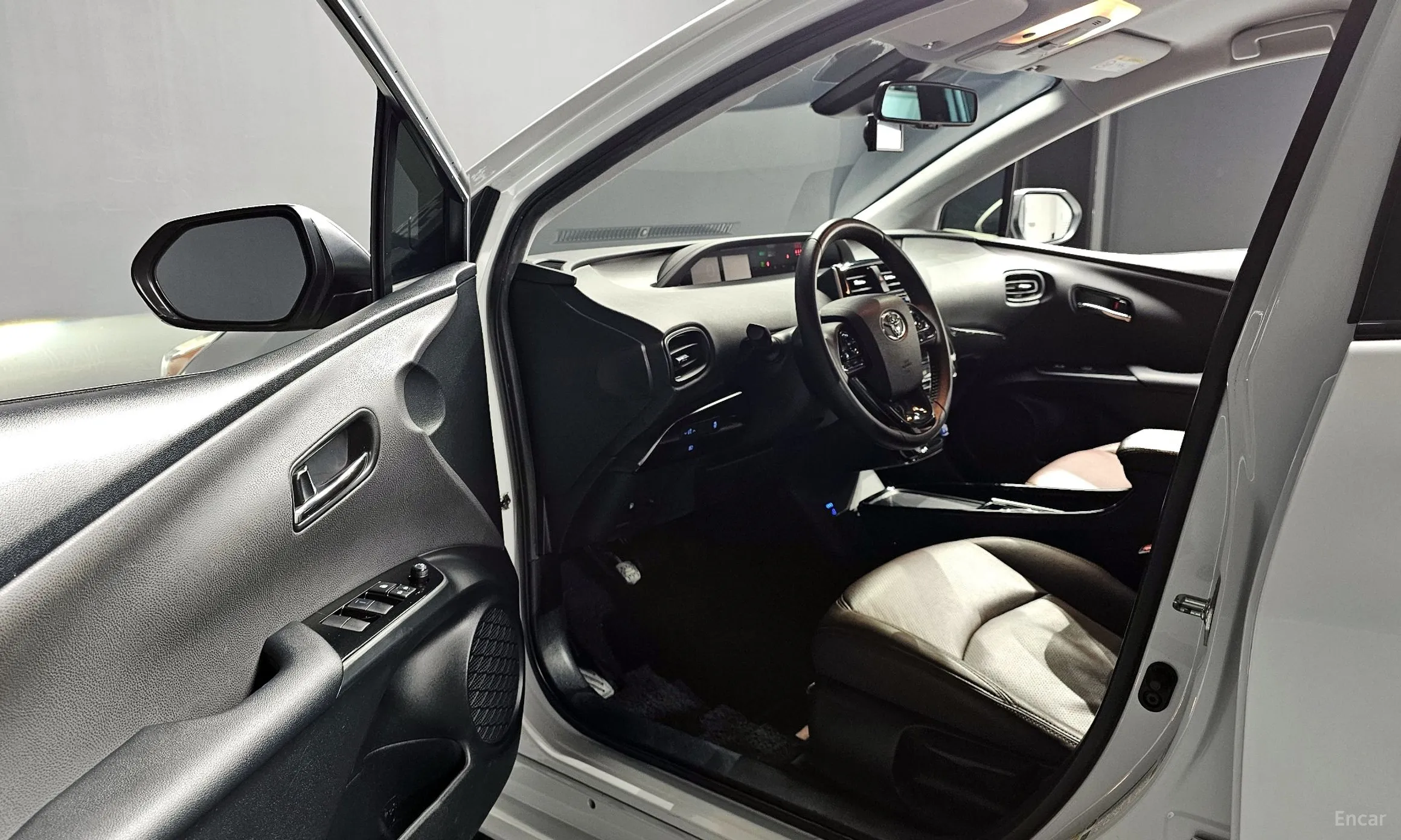 Toyota Prius 4th Generation превью 12