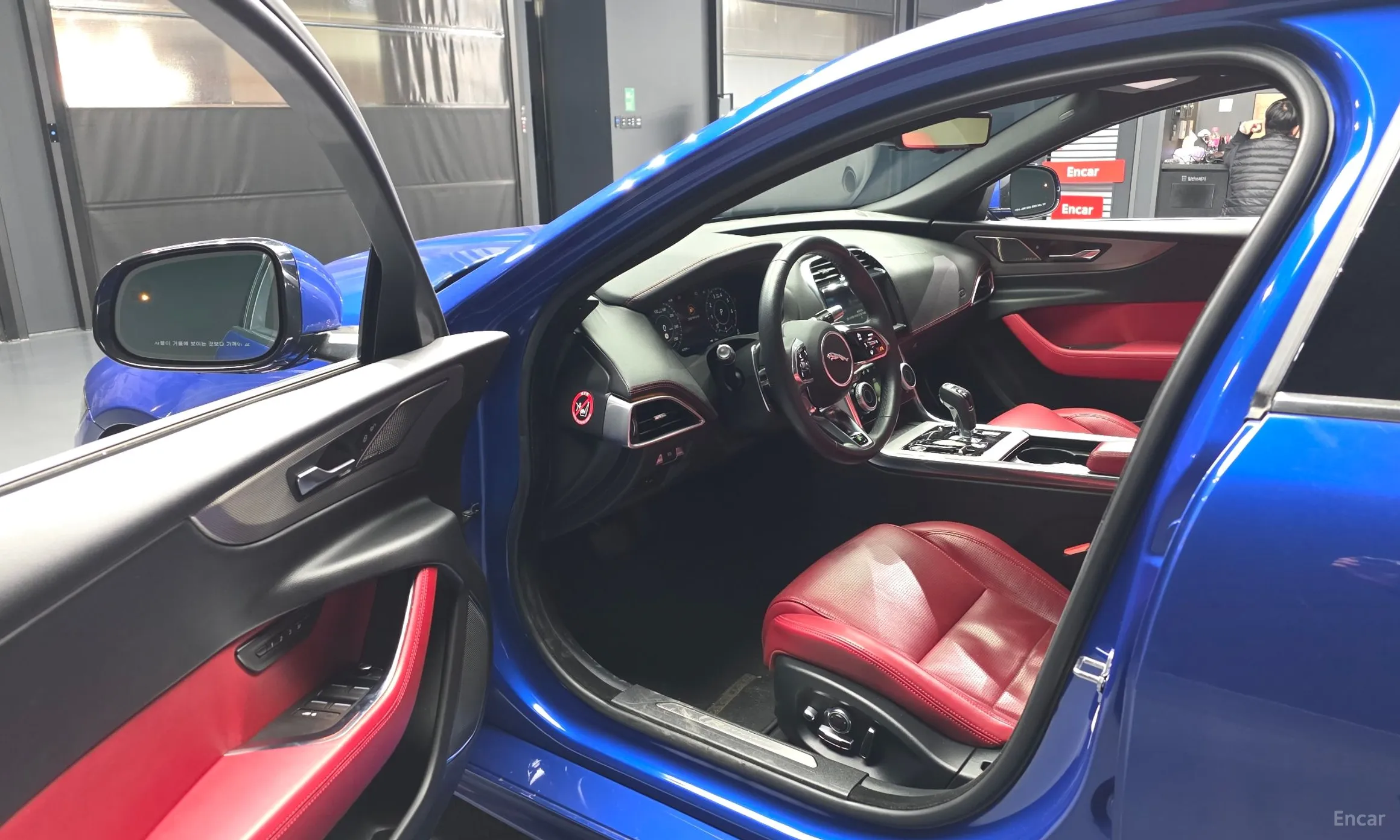 Jaguar XE превью 10