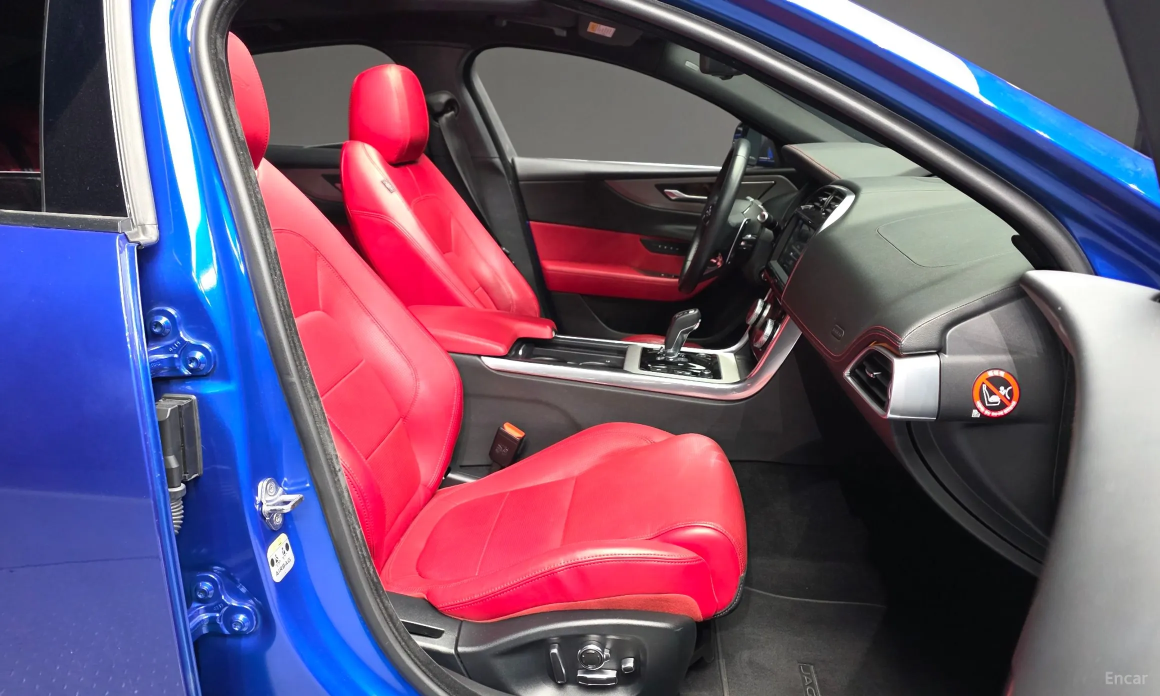 Jaguar XE превью 11