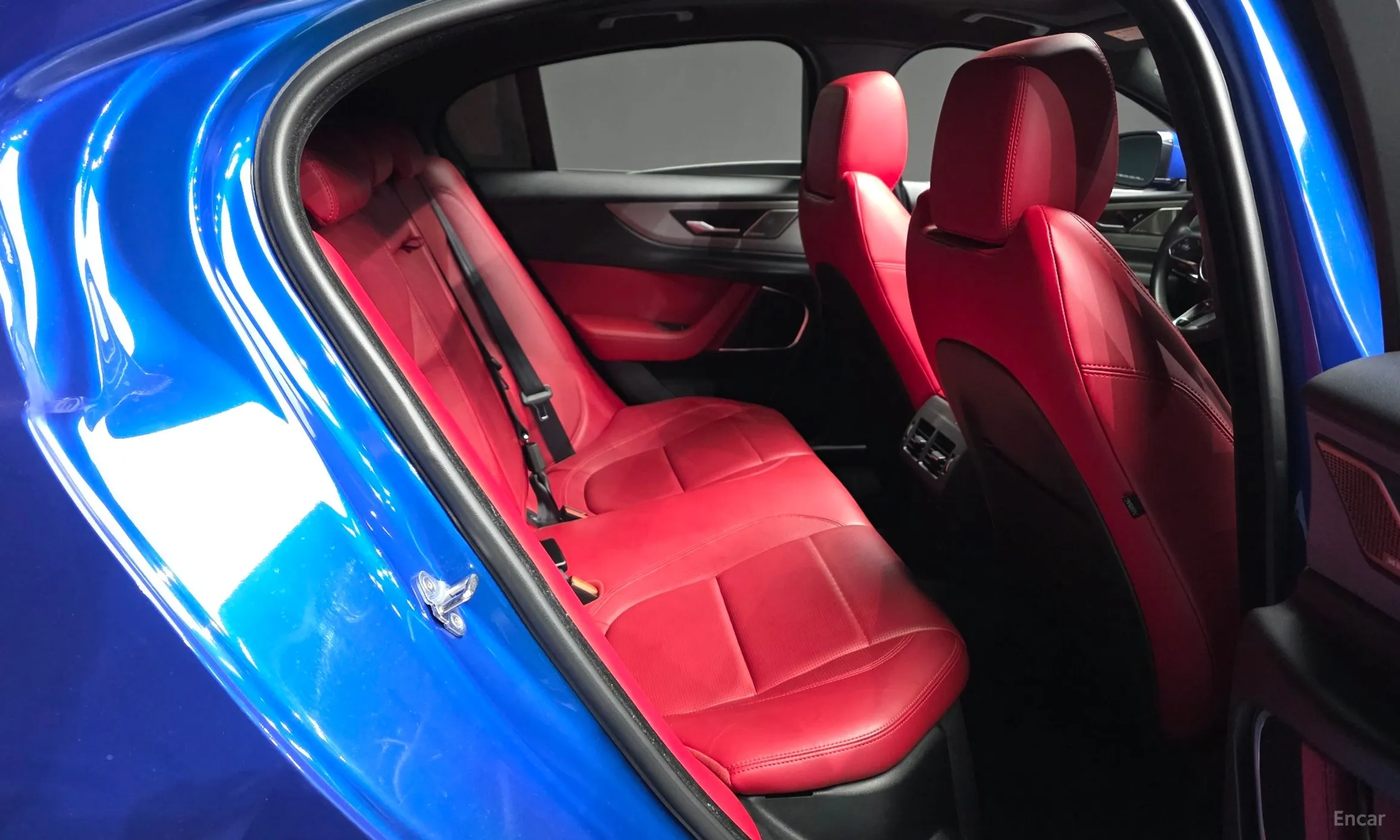 Jaguar XE превью 12