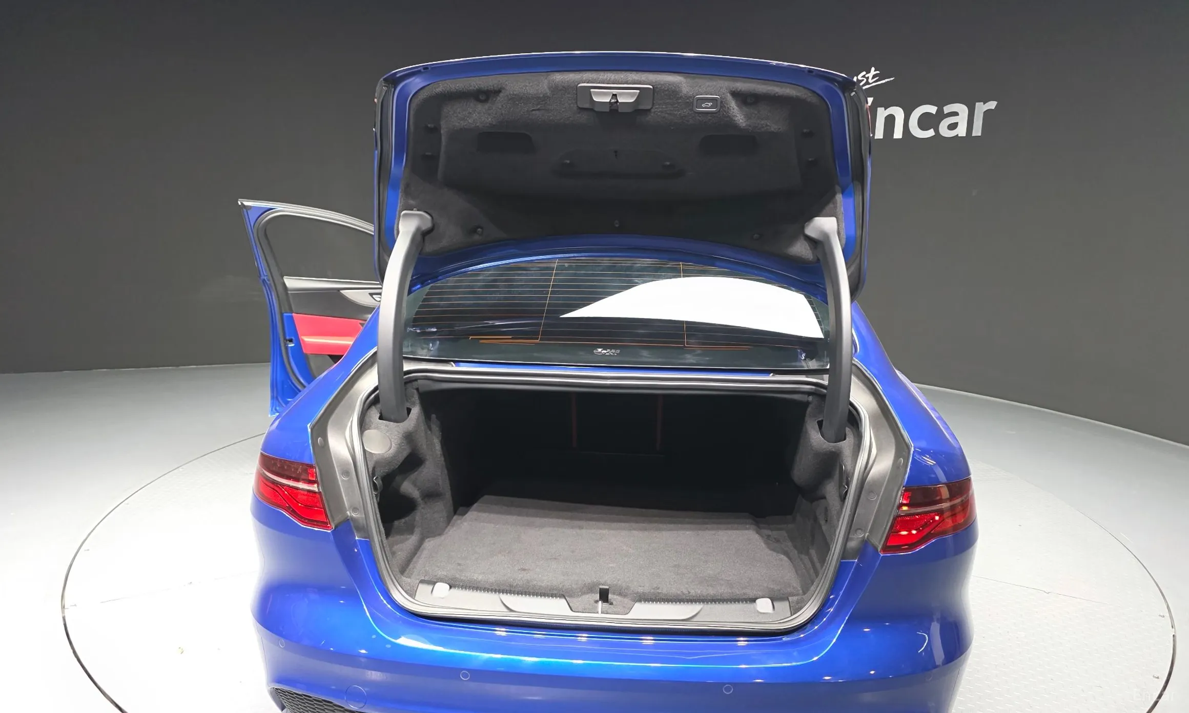 Jaguar XE превью 20