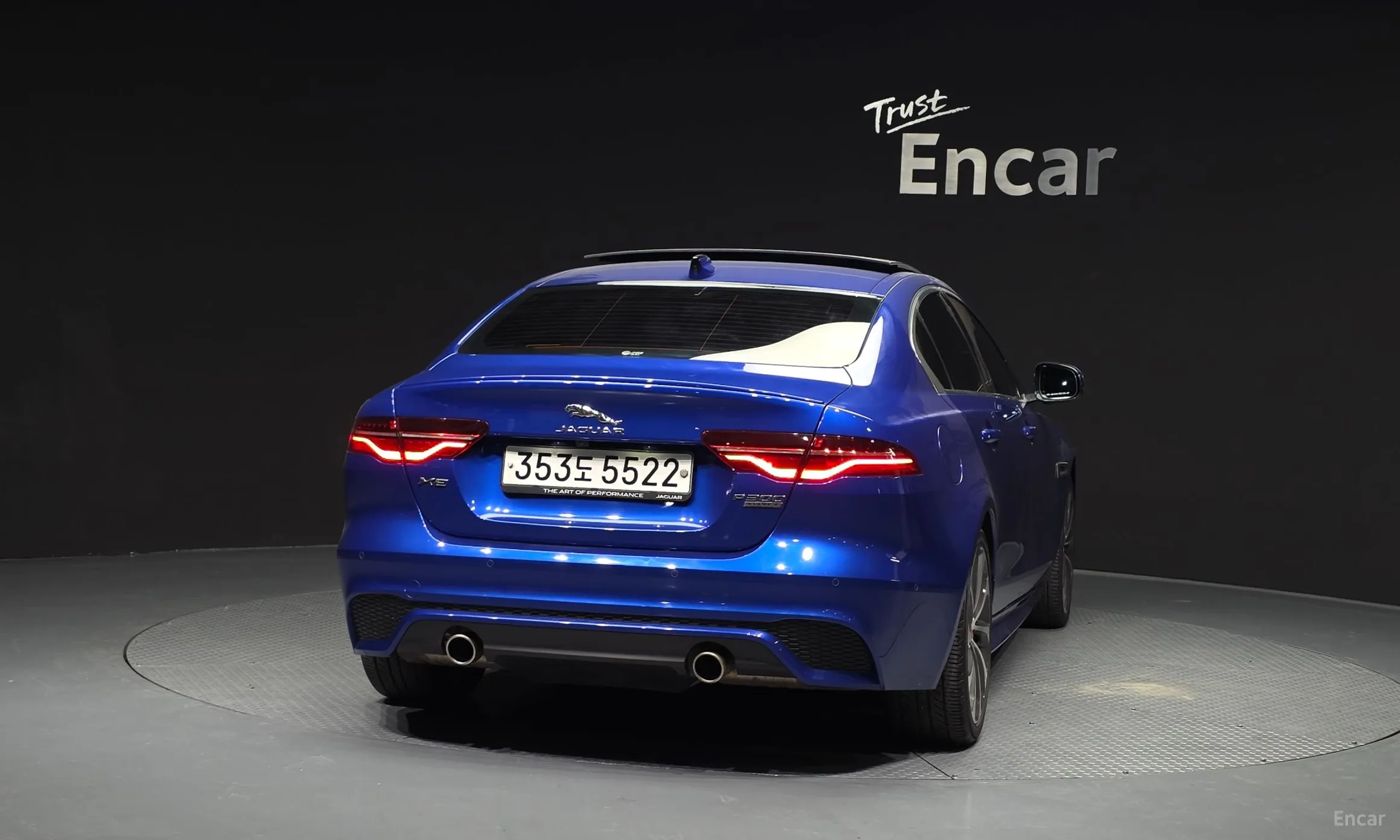 Jaguar XE превью 4