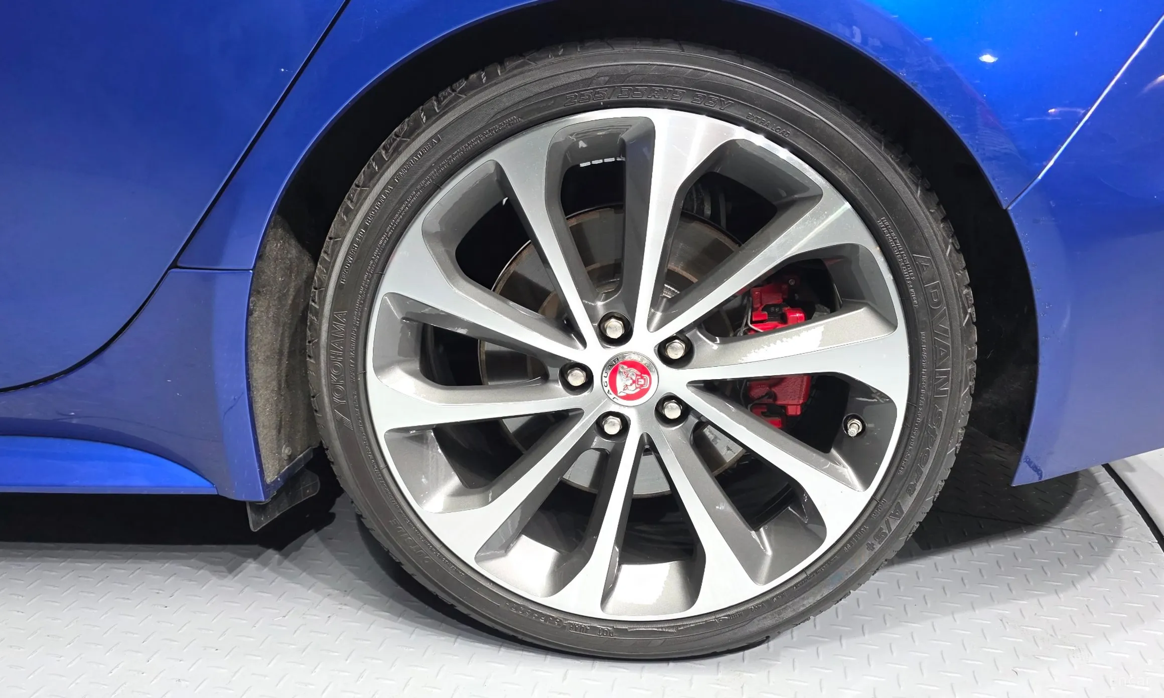 Jaguar XE превью 5
