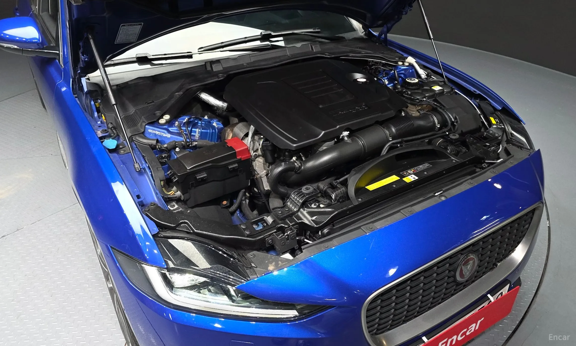 Jaguar XE превью 6