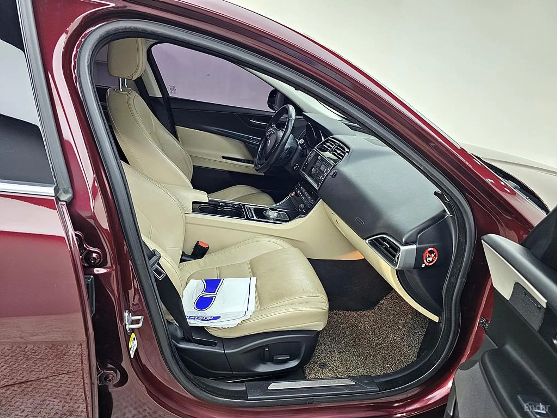 Jaguar XE превью 11