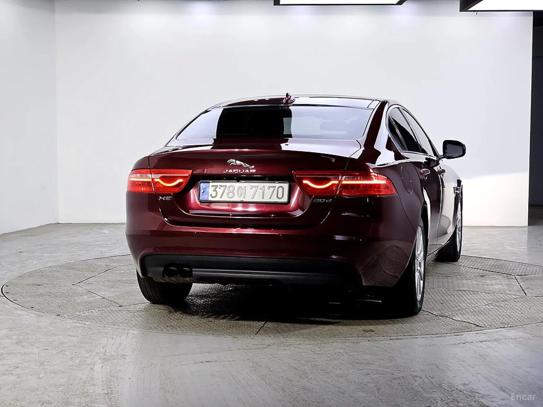 Jaguar XE превью 3