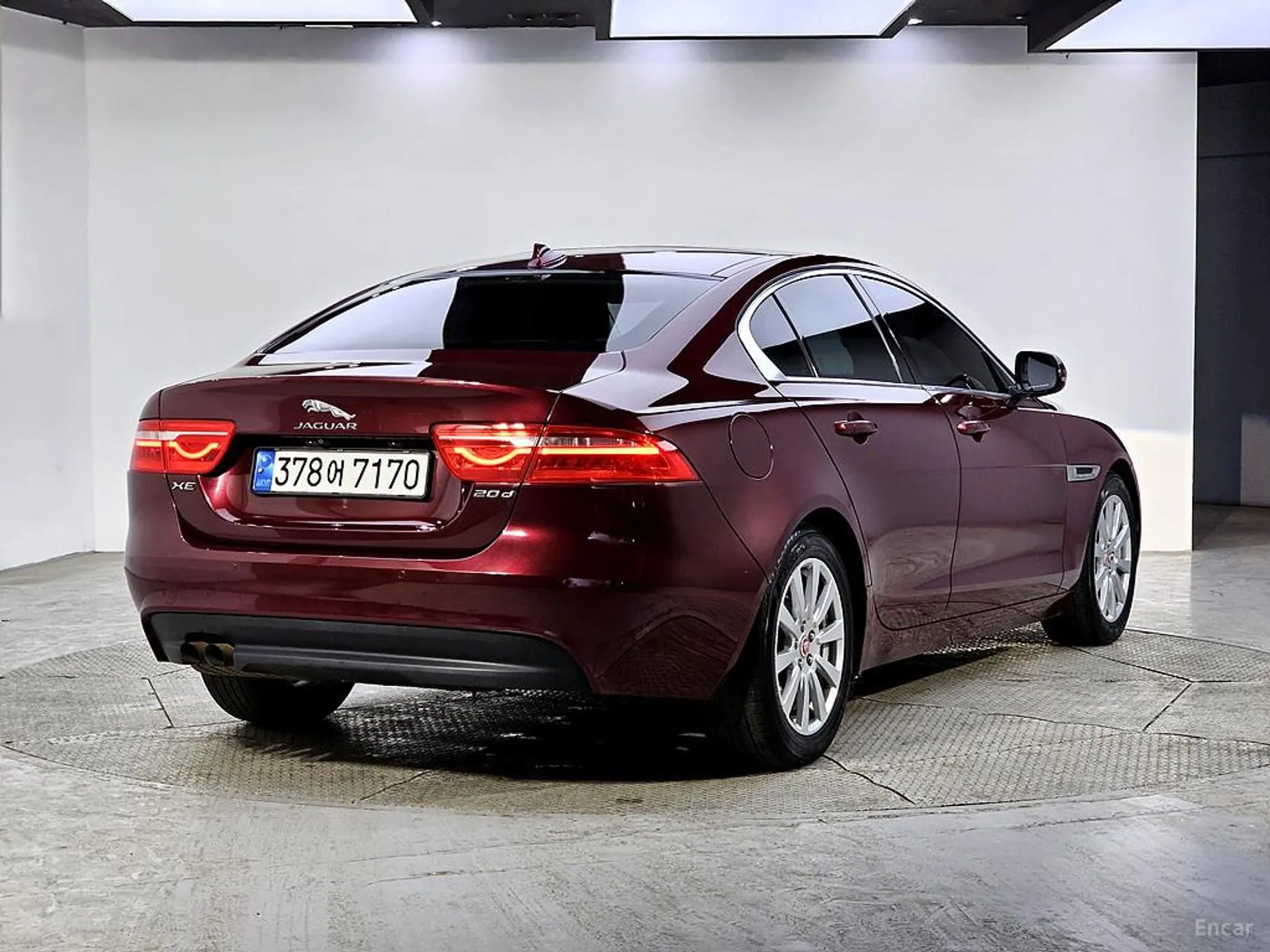 Jaguar XE превью 4