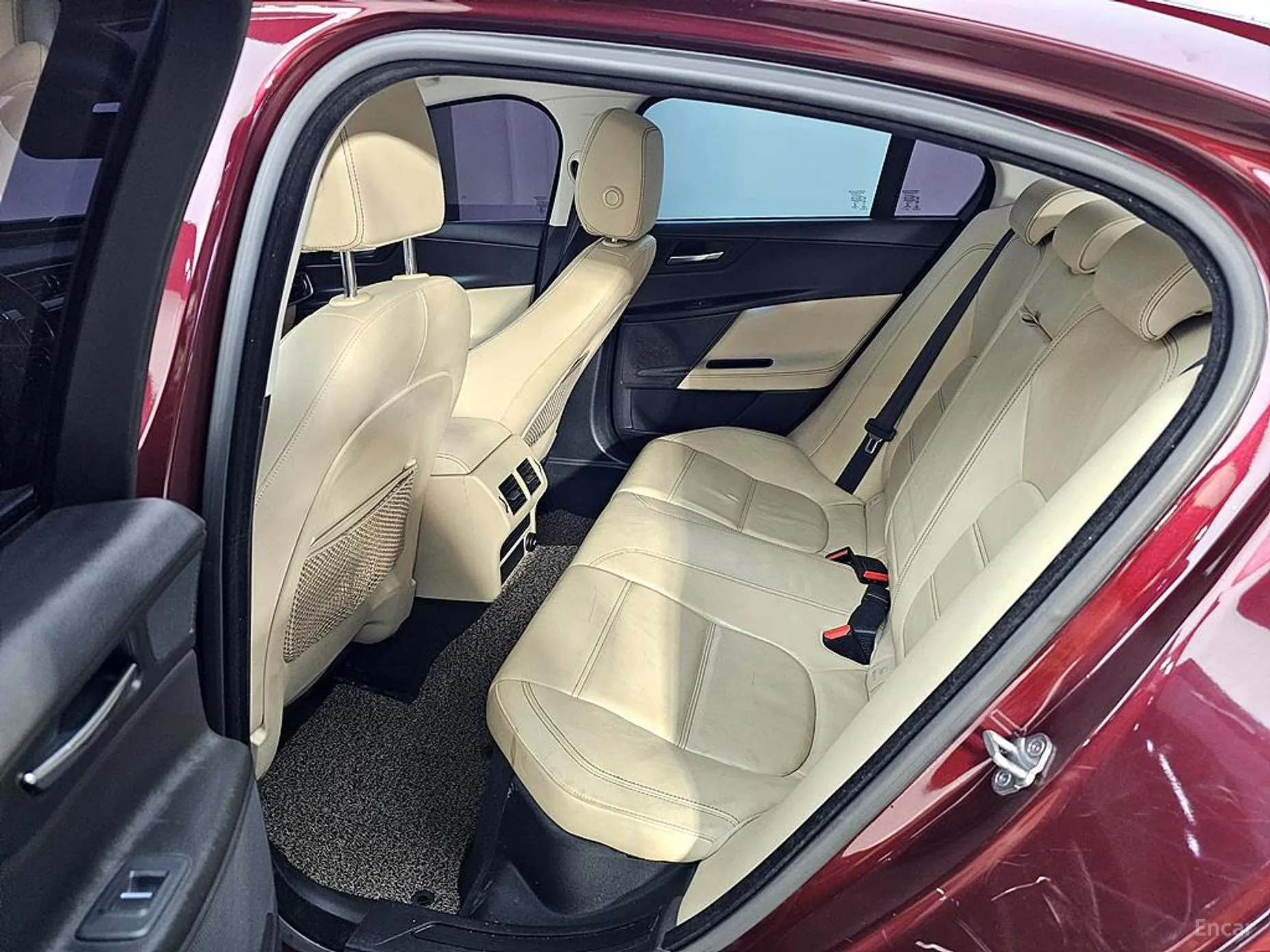 Jaguar XE превью 9
