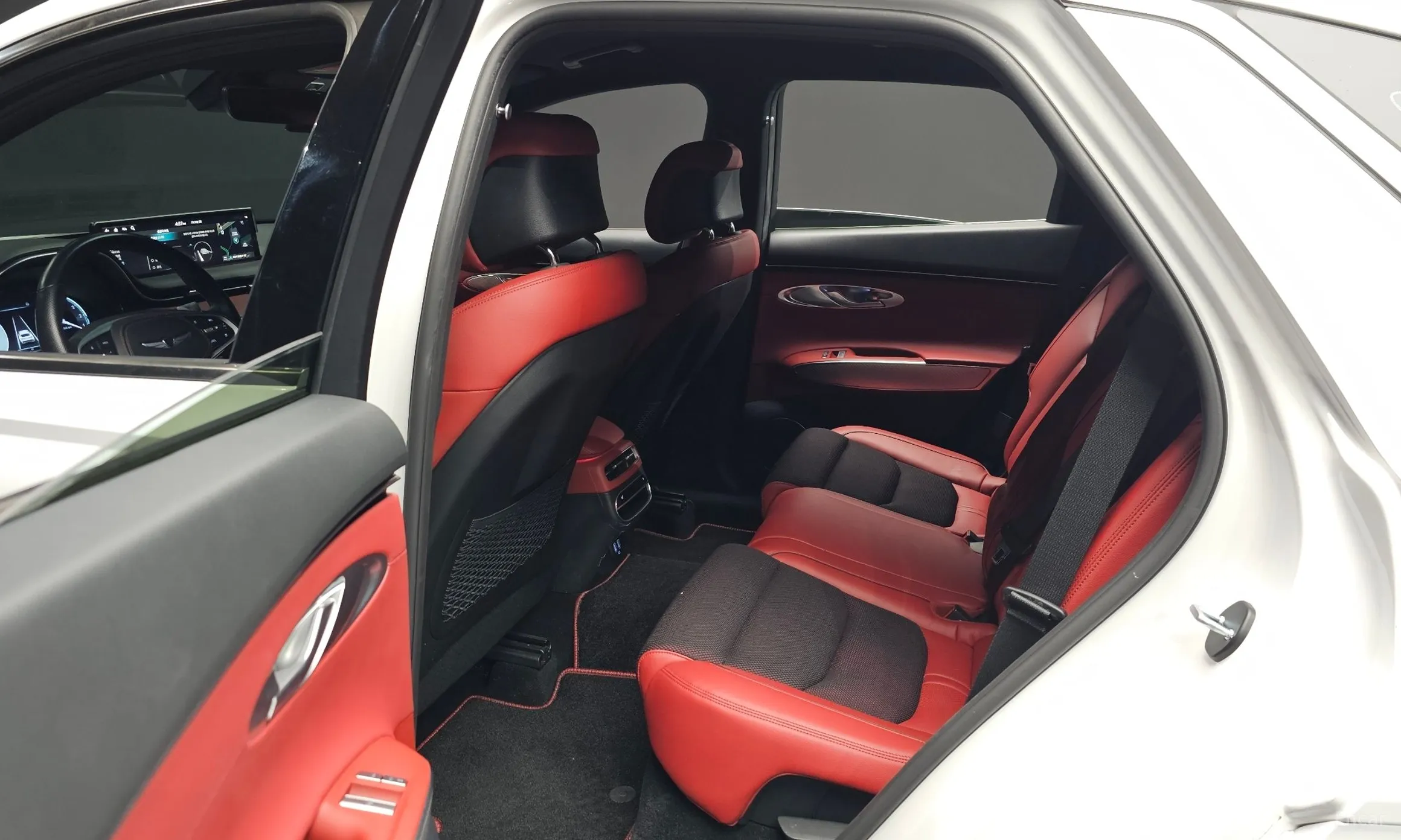 Genesis GV70 превью 11