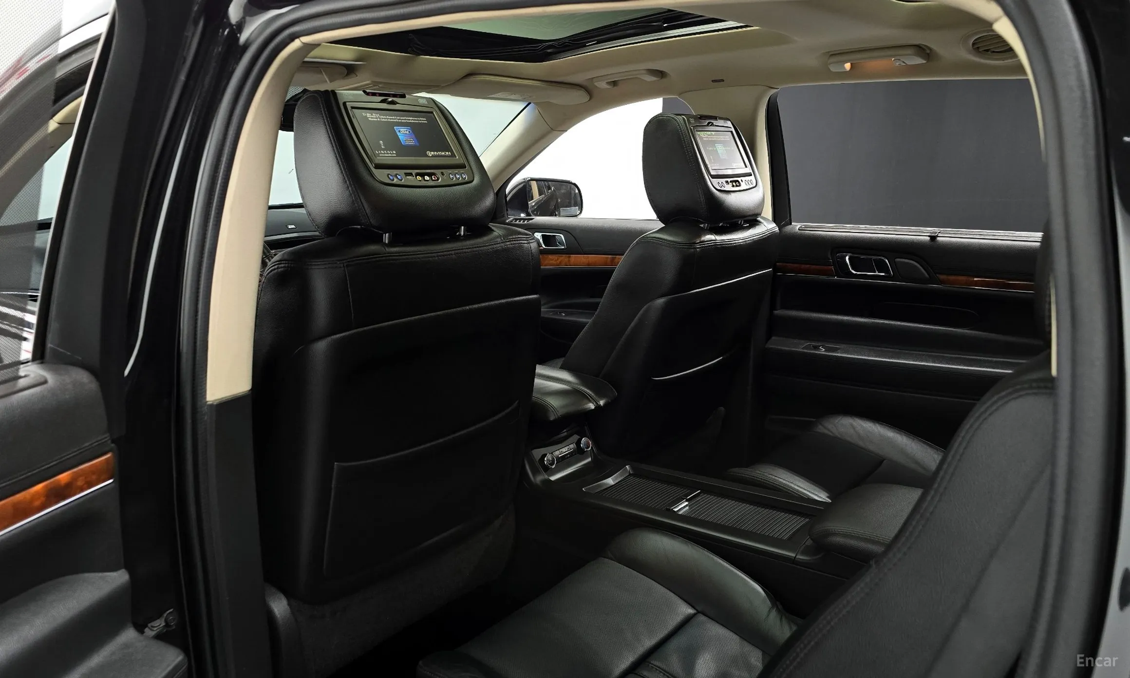 Lincoln MKT превью 18
