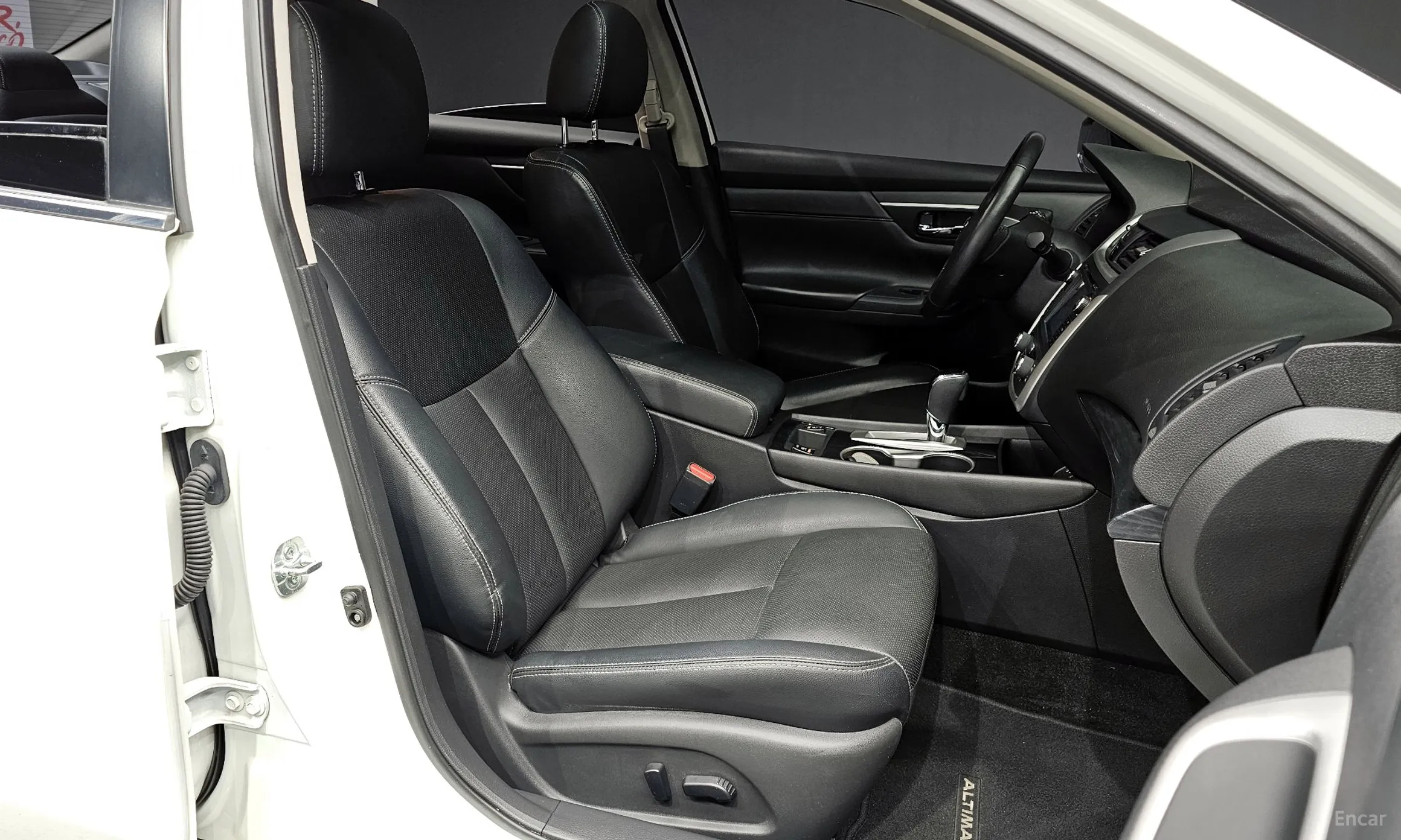 Nissan Altima превью 10