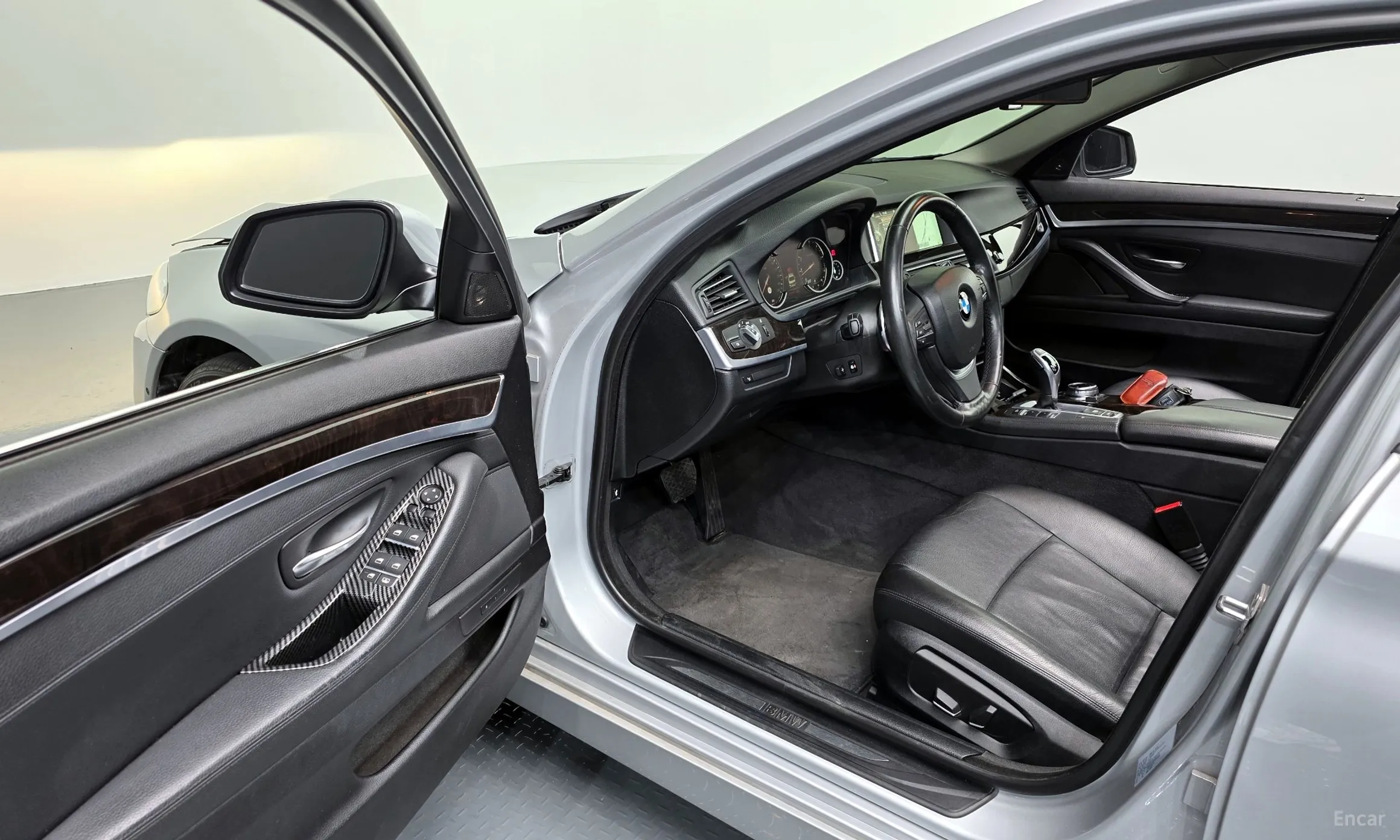 BMW 5 Series (F10) превью 11