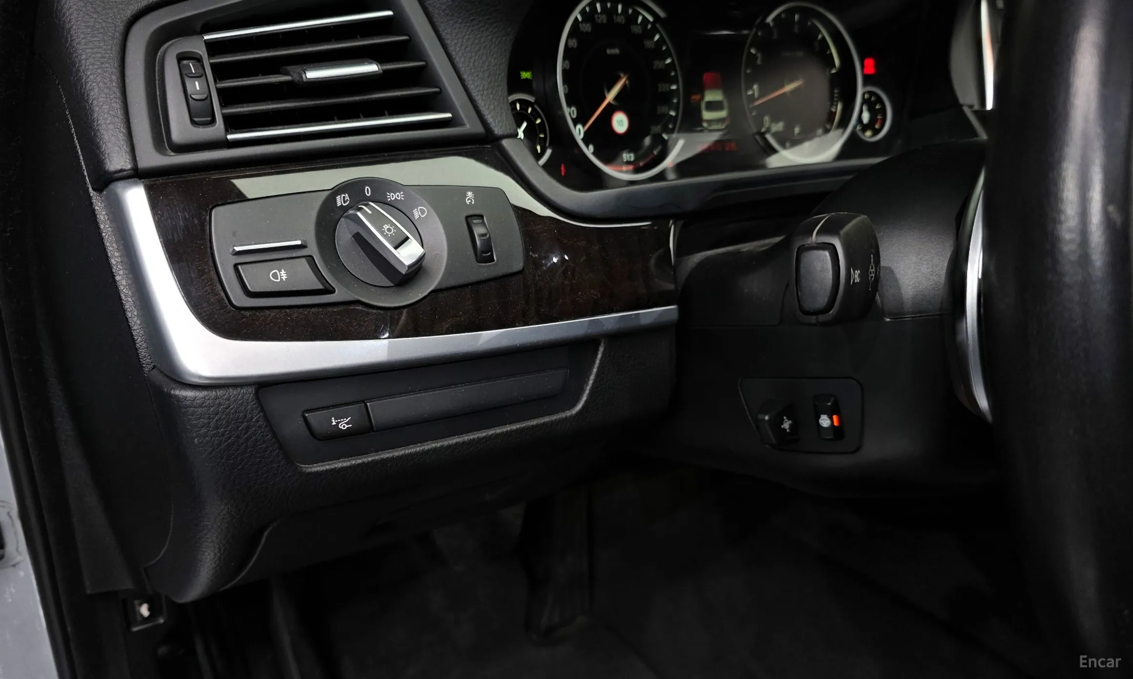 BMW 5 Series (F10) превью 16