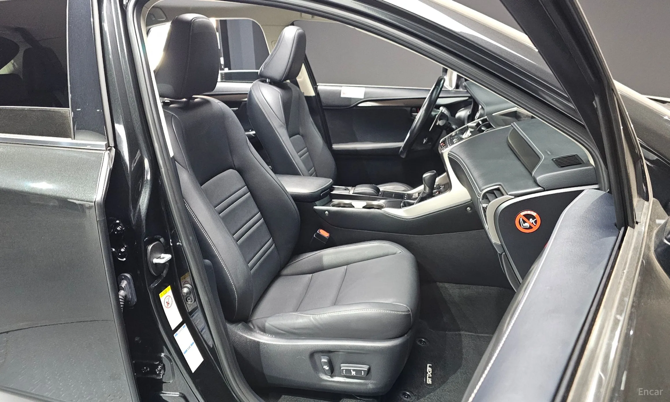 Lexus NX300h превью 10