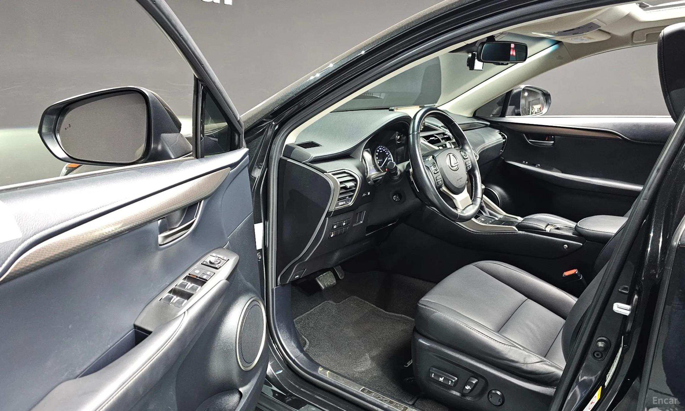 Lexus NX300h превью 11