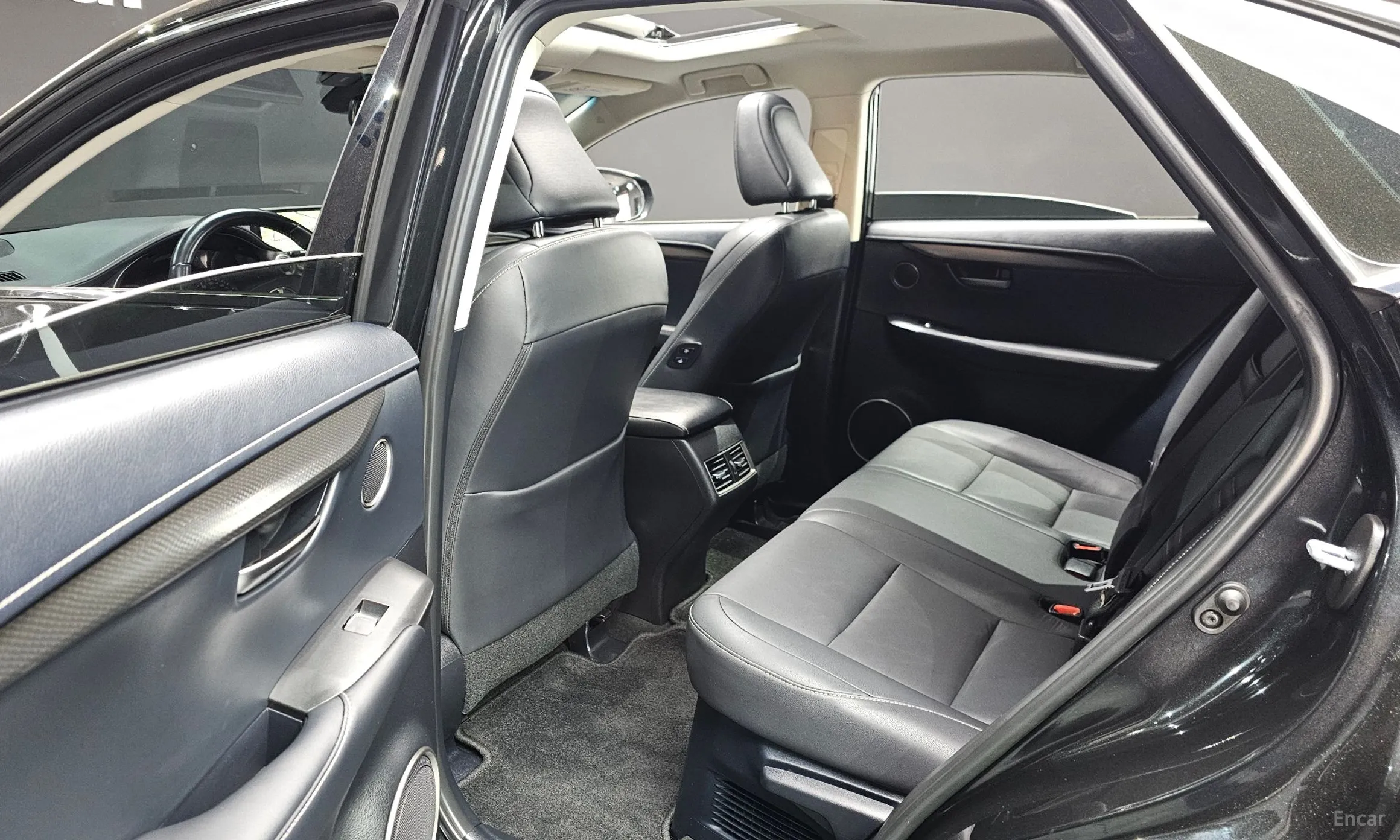 Lexus NX300h превью 12