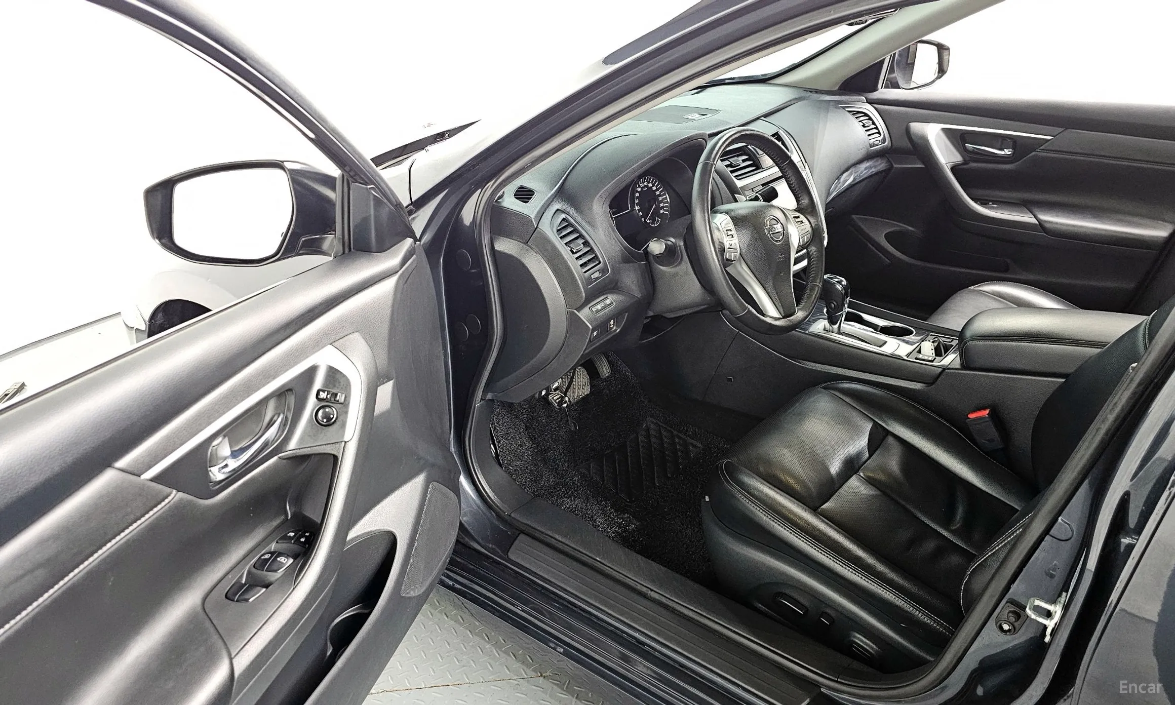 Nissan Altima превью 10