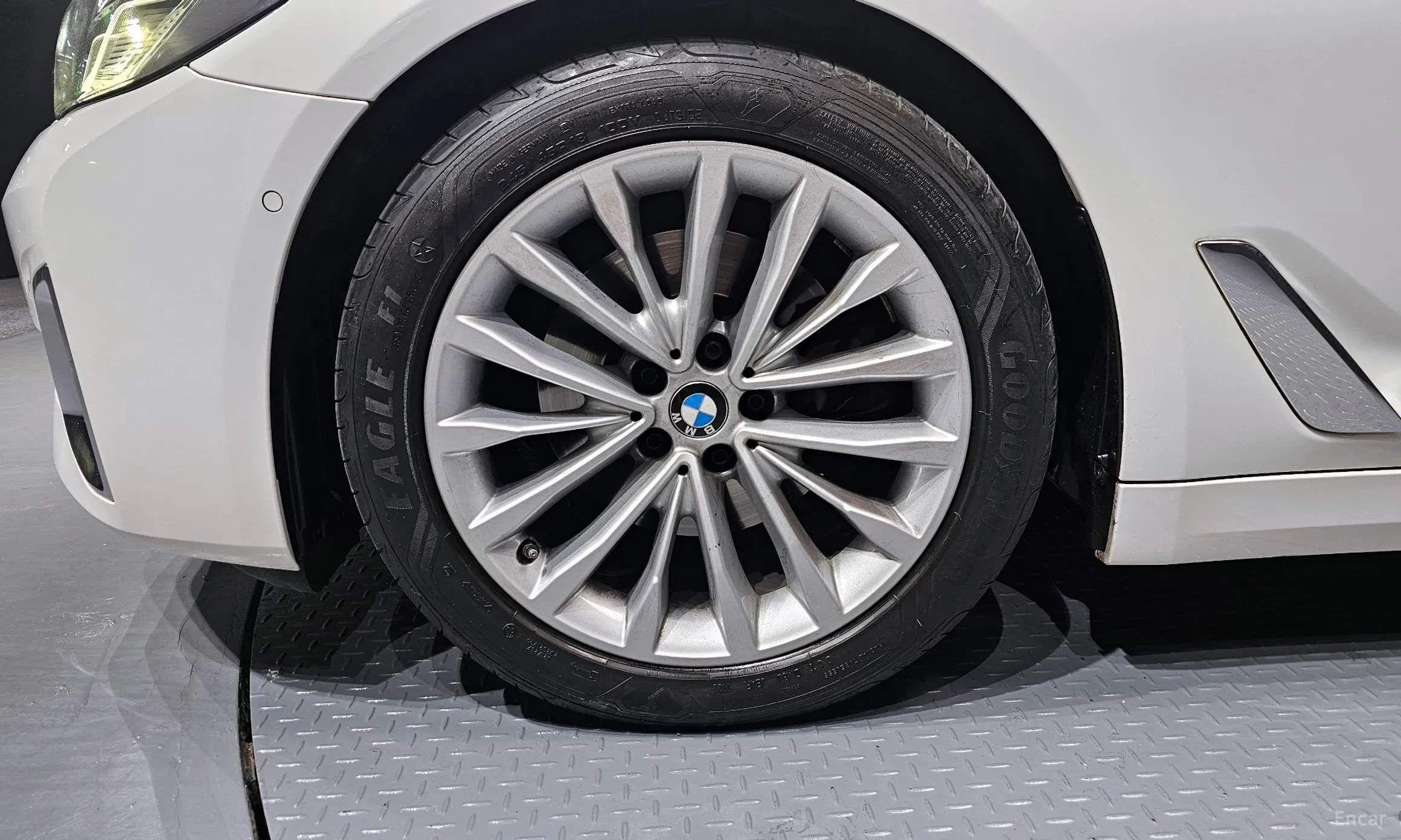 BMW 5 Series (G30) превью 5