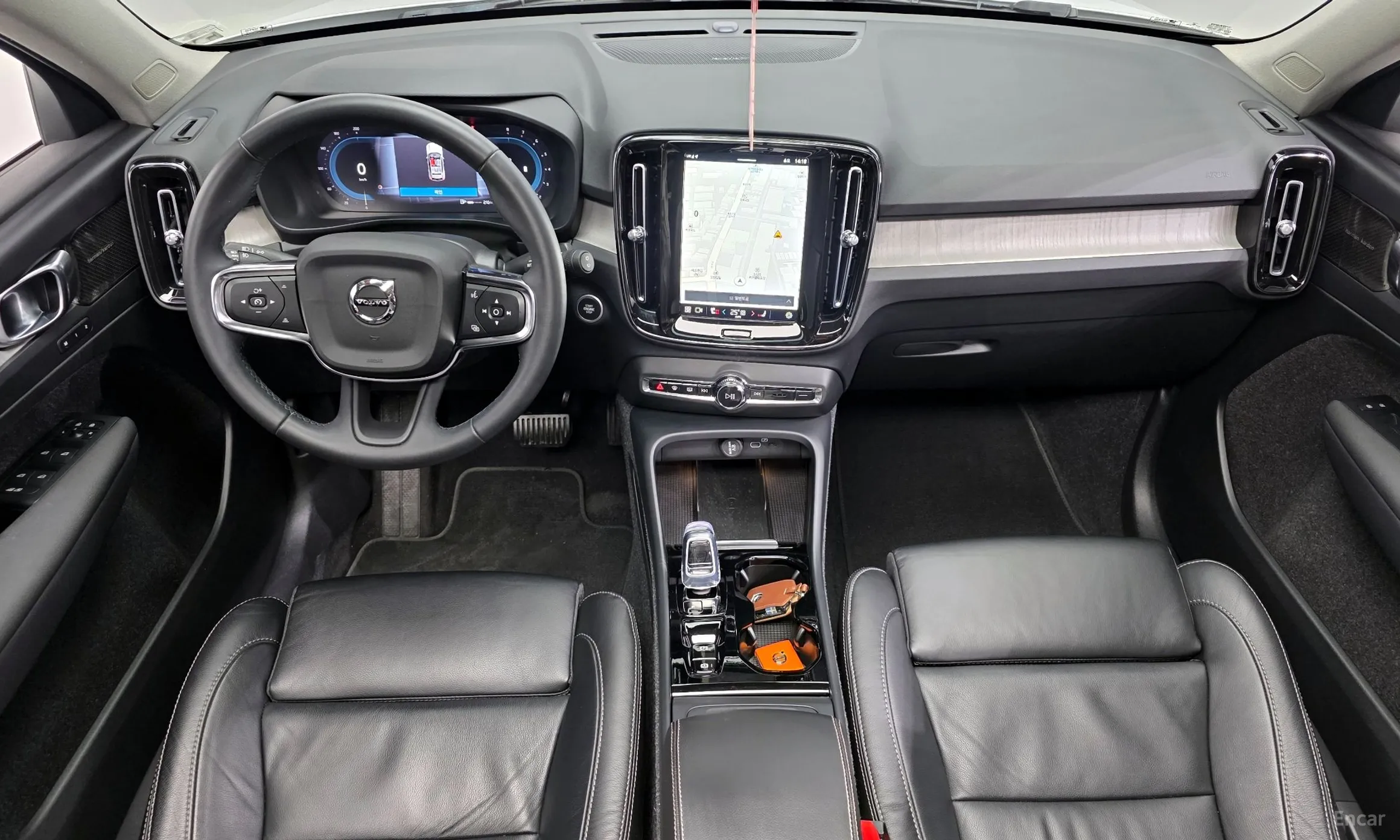 Volvo XC40 превью 7