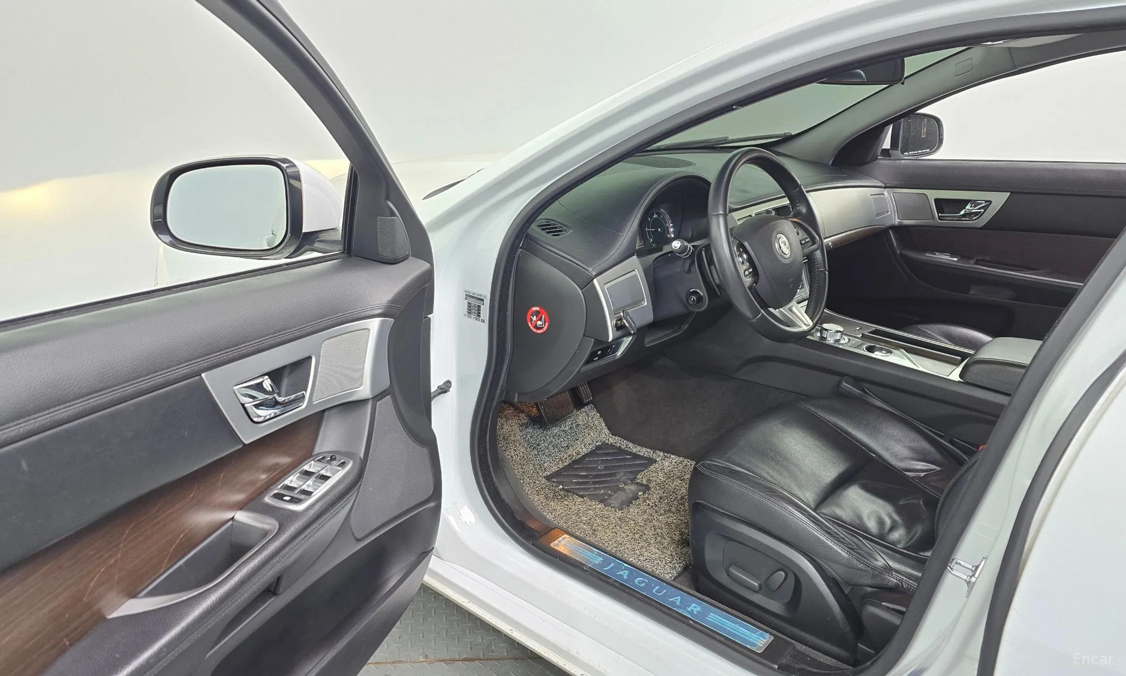 Jaguar New XF превью 10