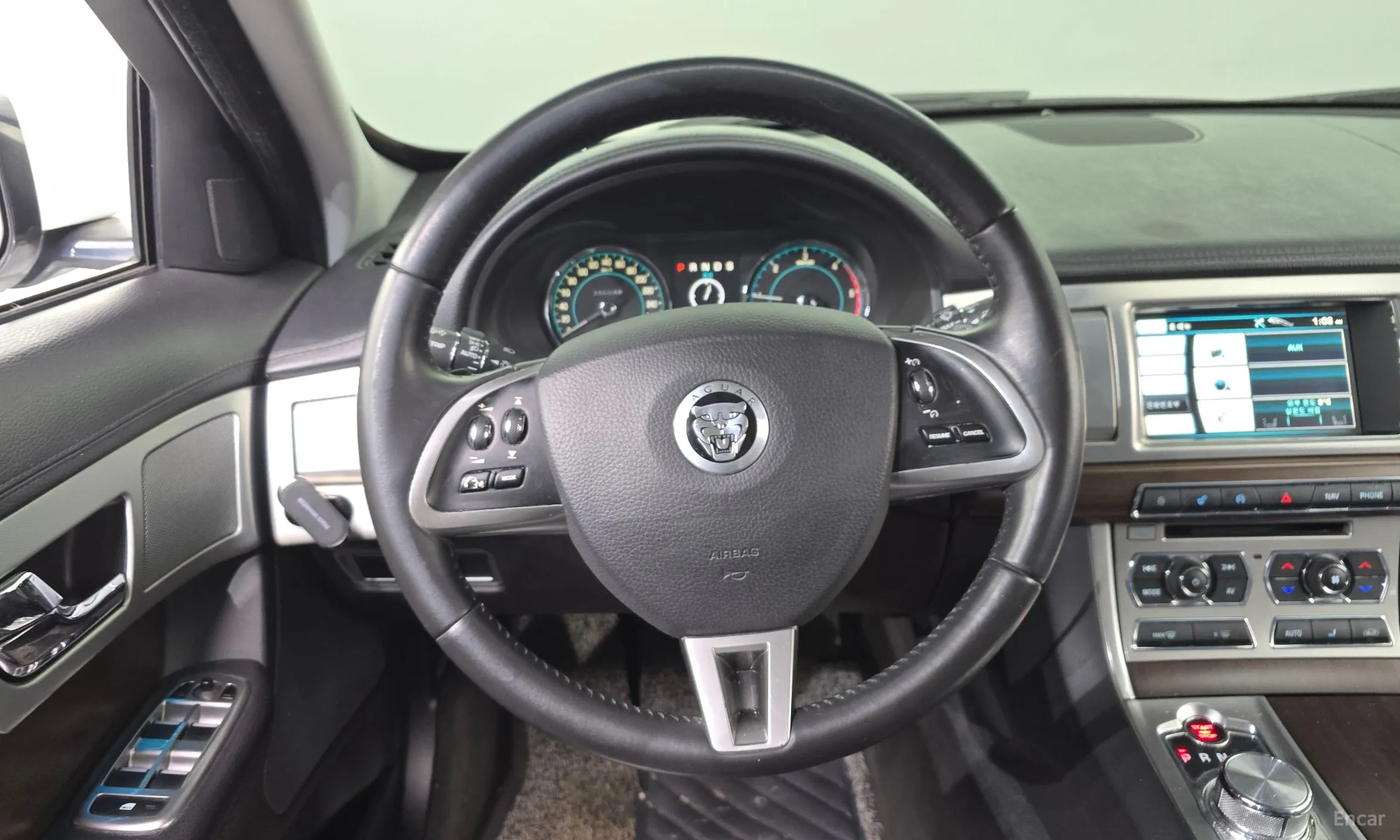 Jaguar New XF превью 13