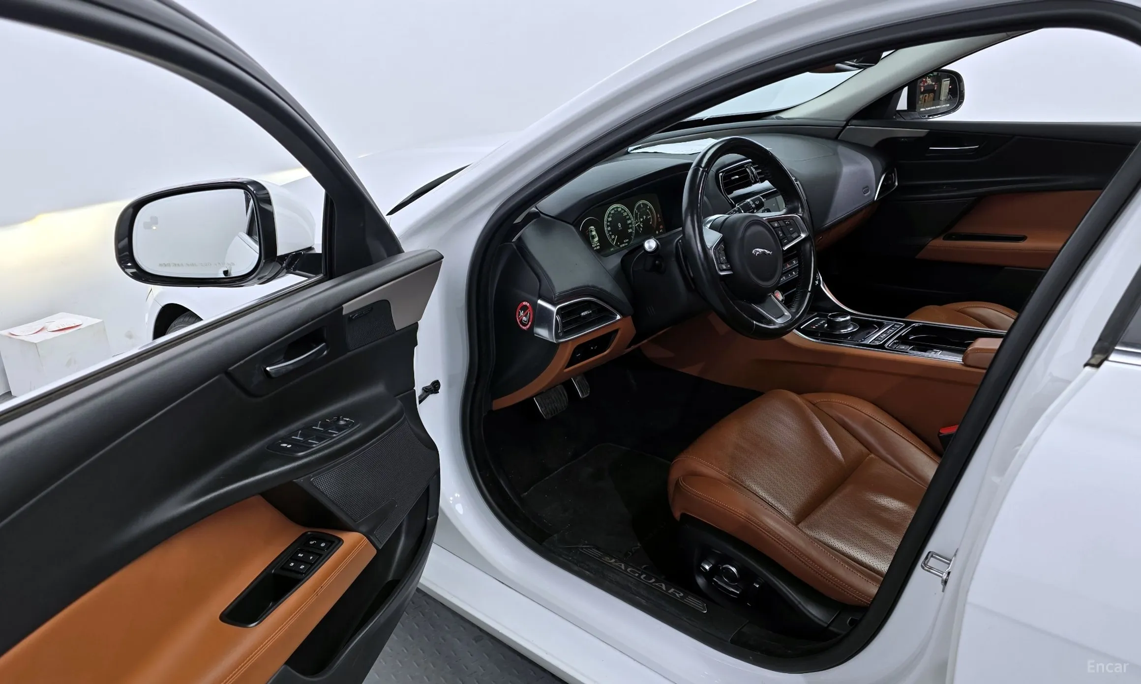 Jaguar XE превью 10