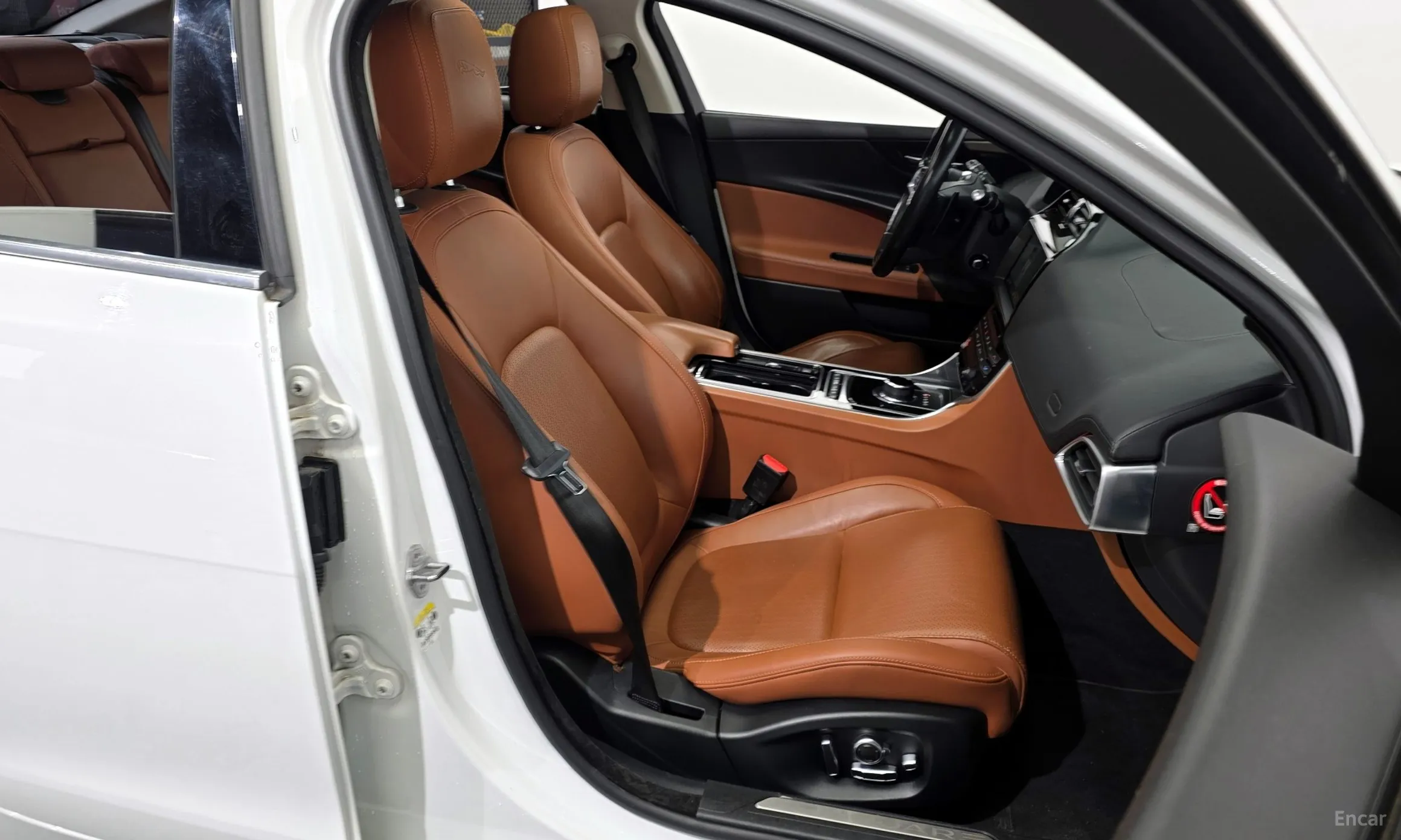 Jaguar XE превью 12