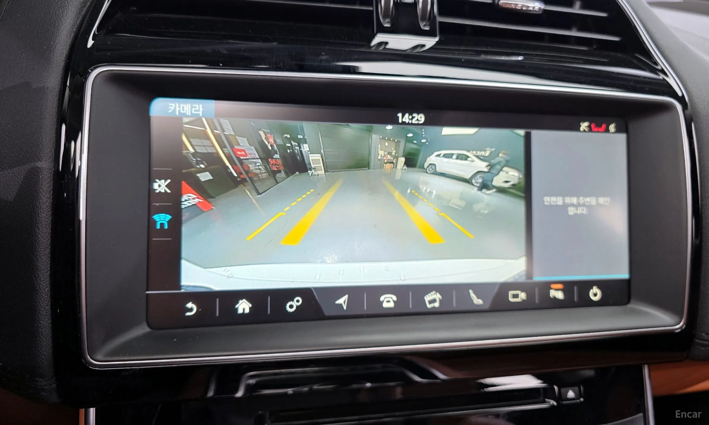 Jaguar XE превью 17