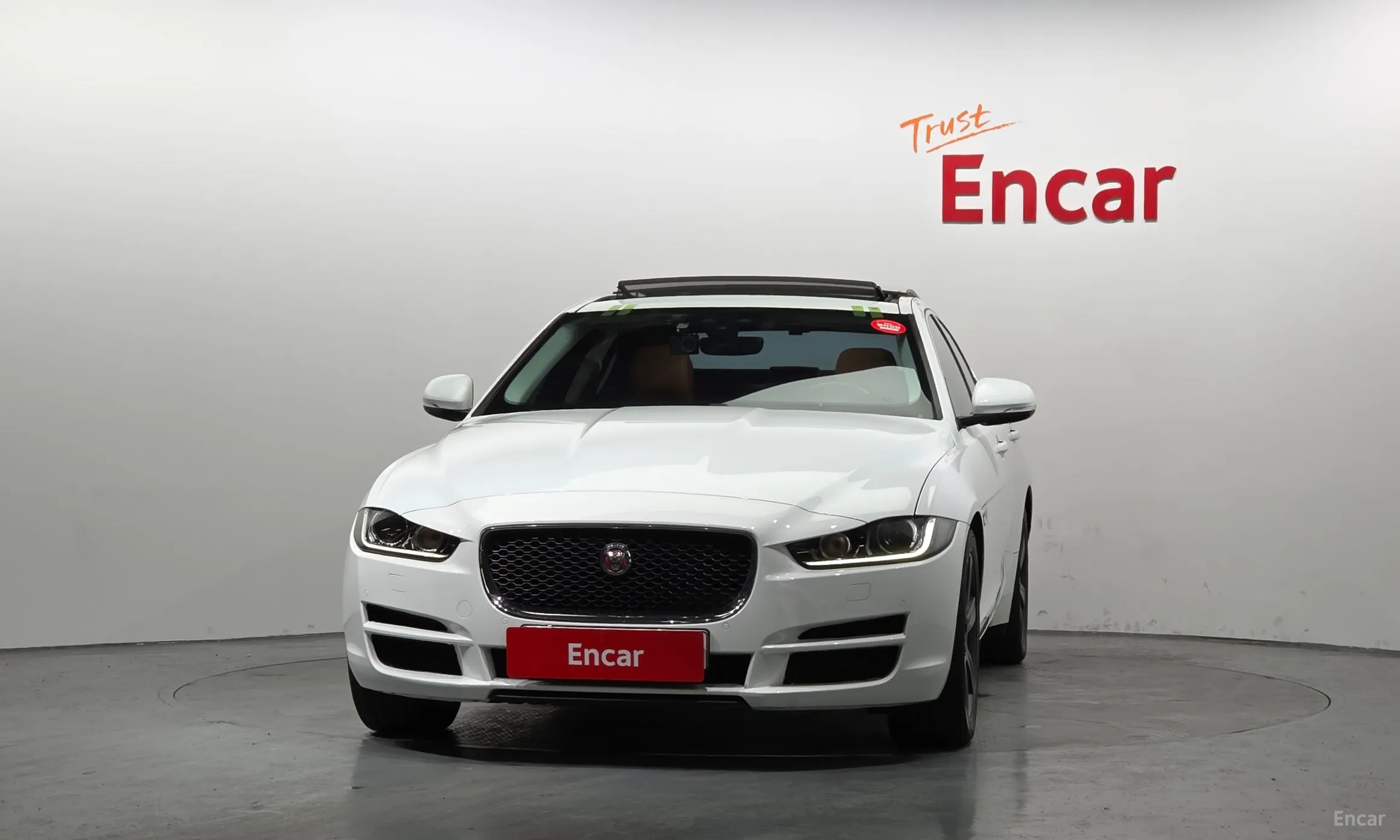Jaguar XE превью 3