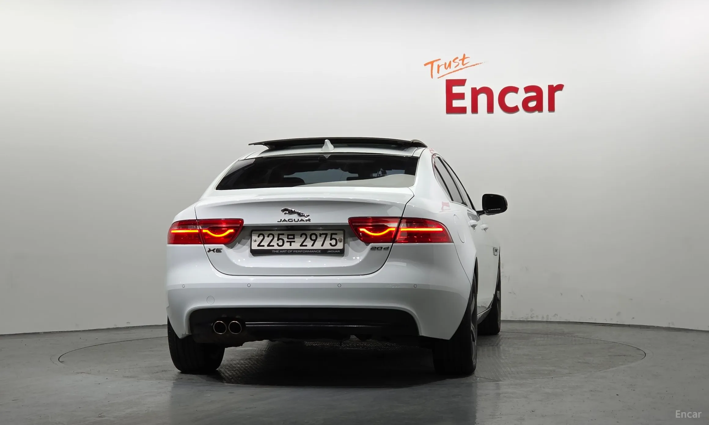 Jaguar XE превью 4