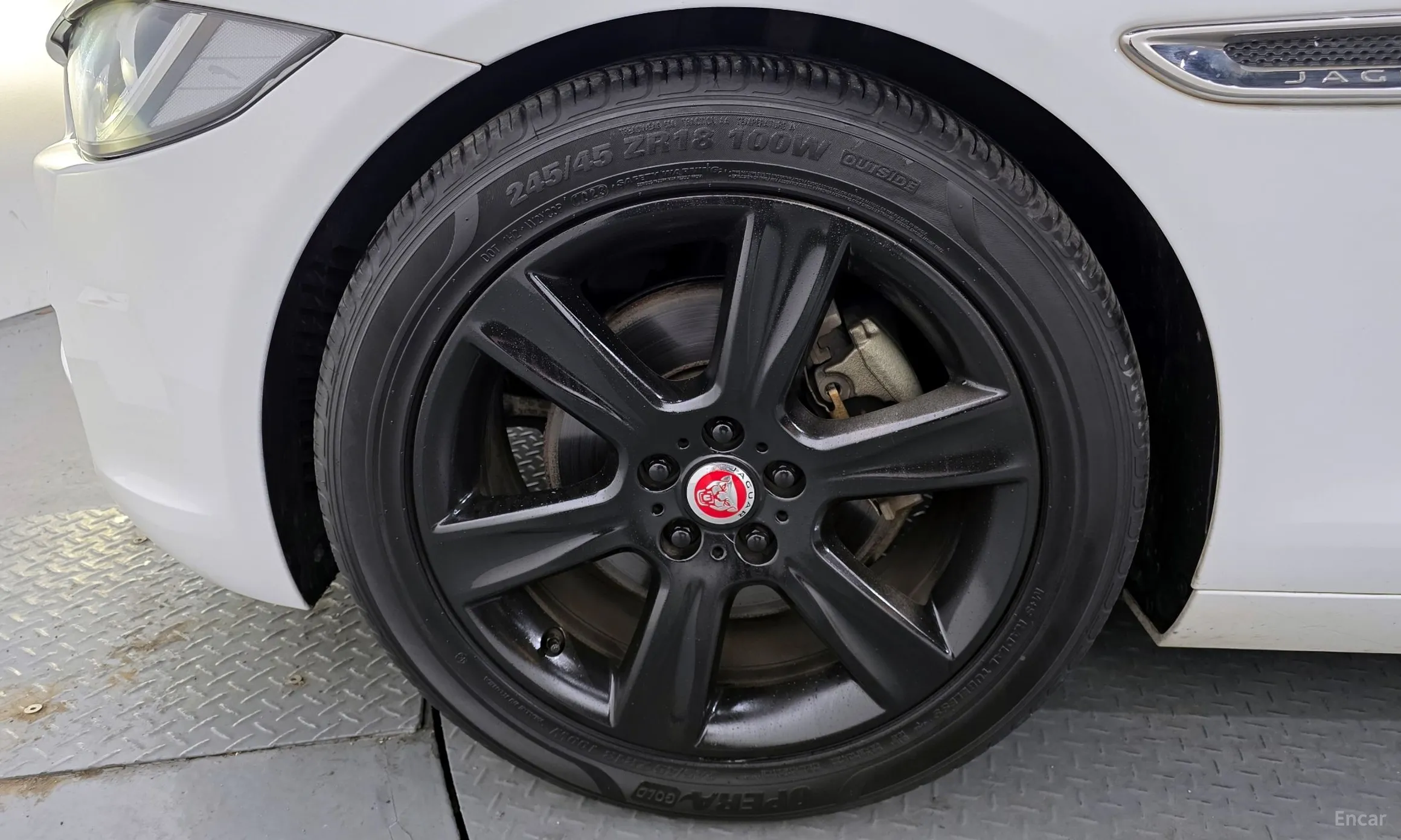 Jaguar XE превью 5