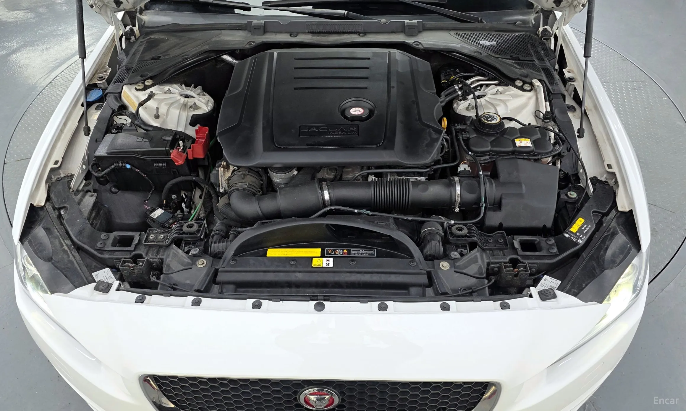 Jaguar XE превью 6