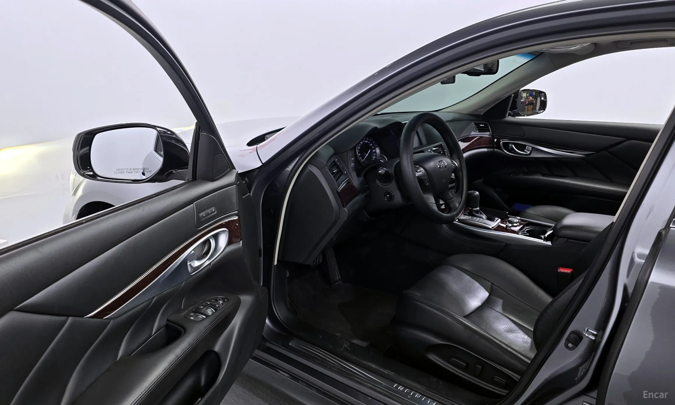 Infiniti Q70 превью 10