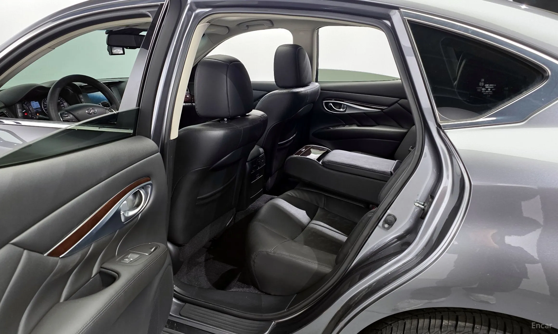 Infiniti Q70 превью 11