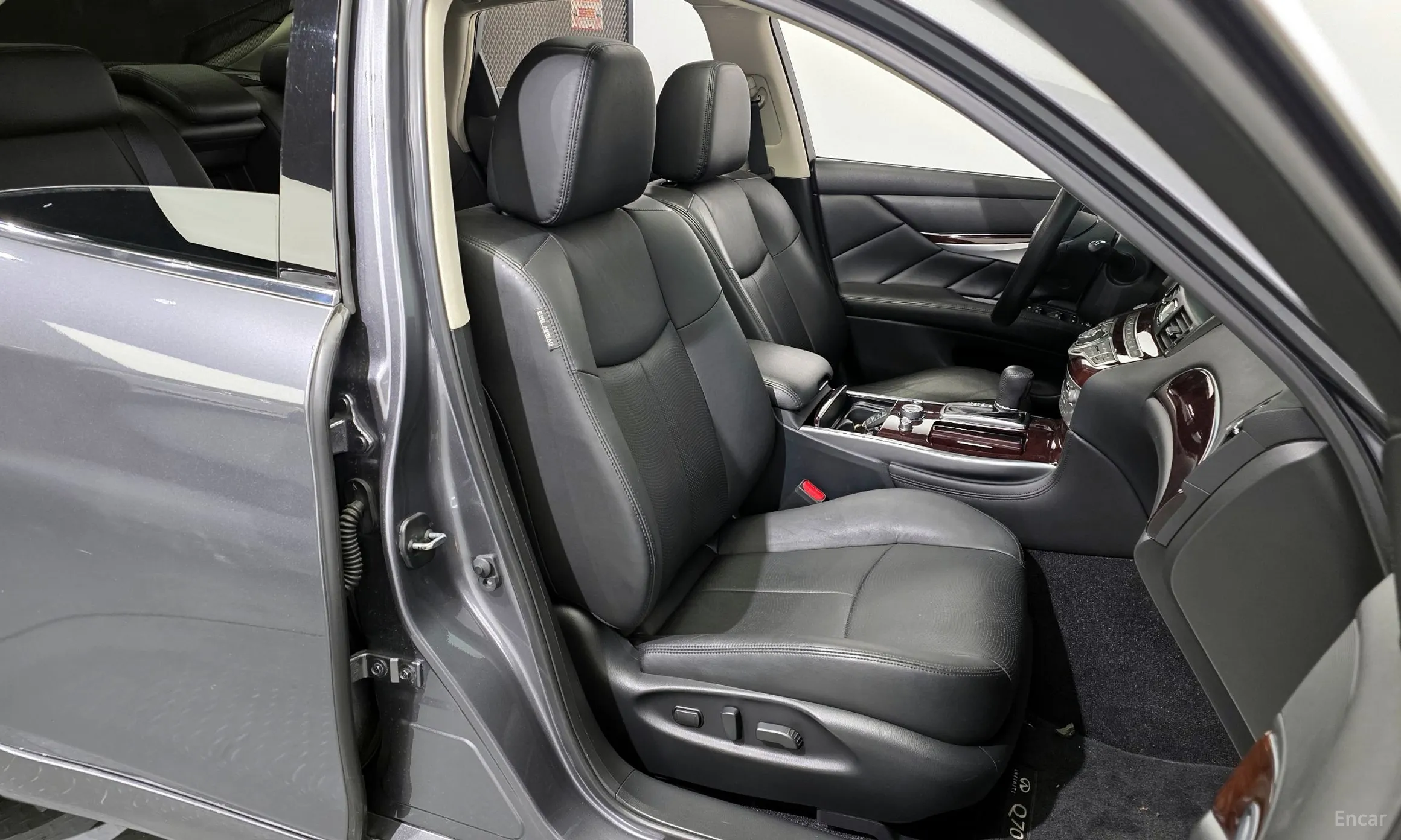 Infiniti Q70 превью 12