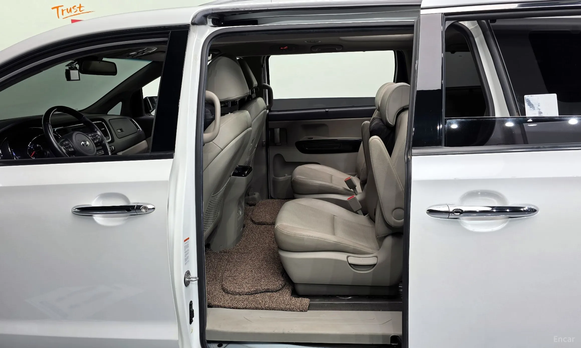 Kia Carnival превью 12