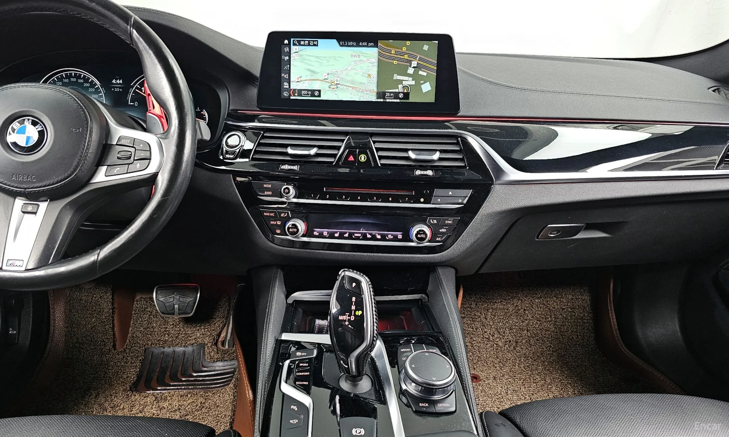 BMW 5 Series (G30) превью 14
