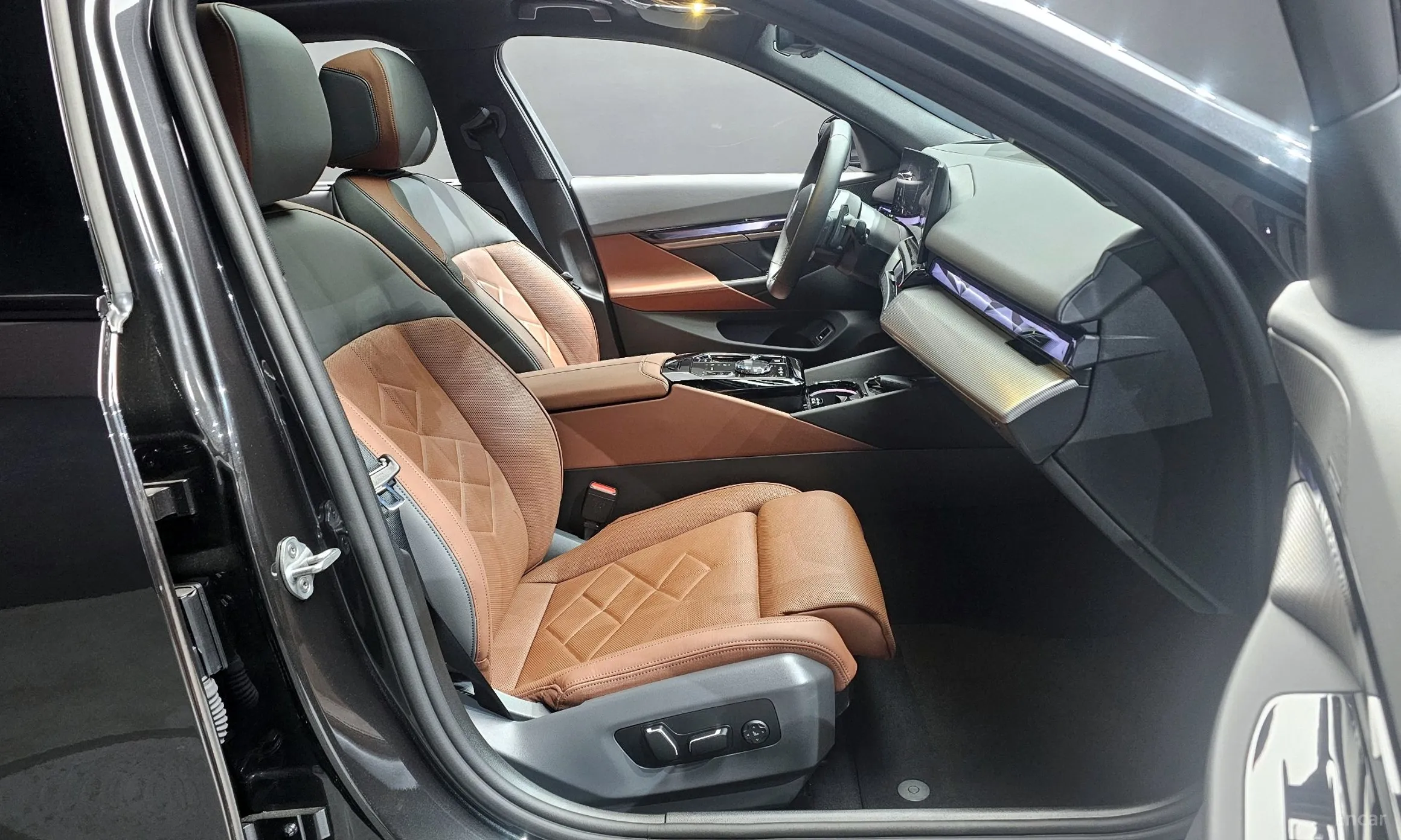 BMW 5 Series (G60) превью 11