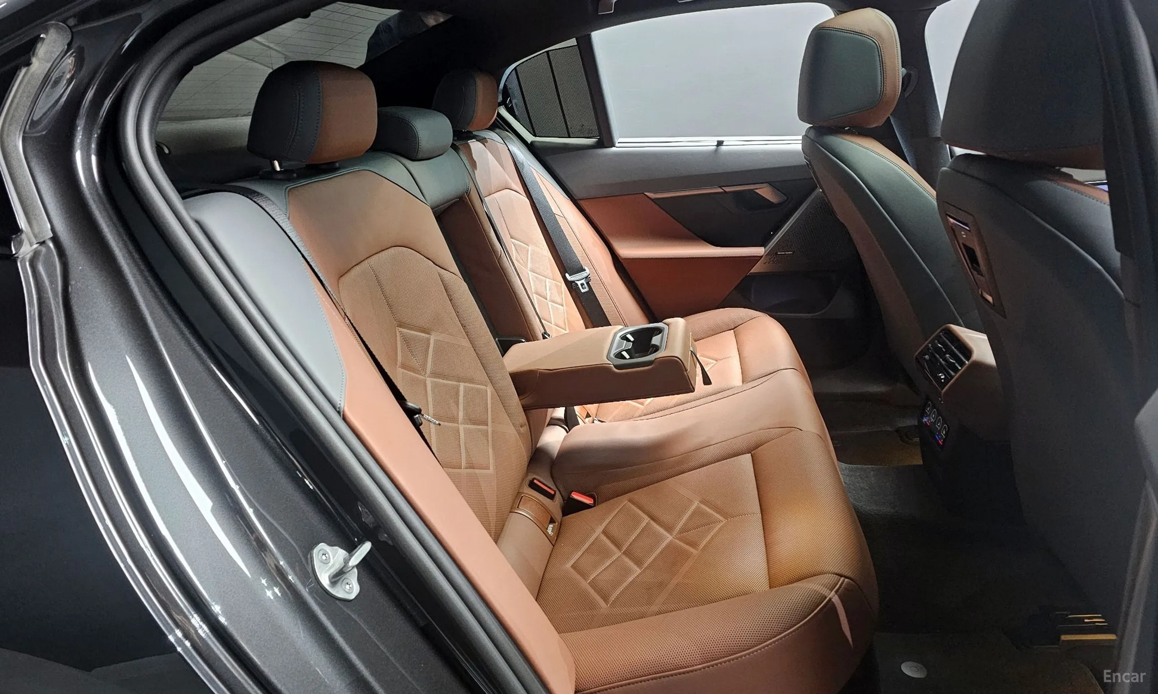 BMW 5 Series (G60) превью 12