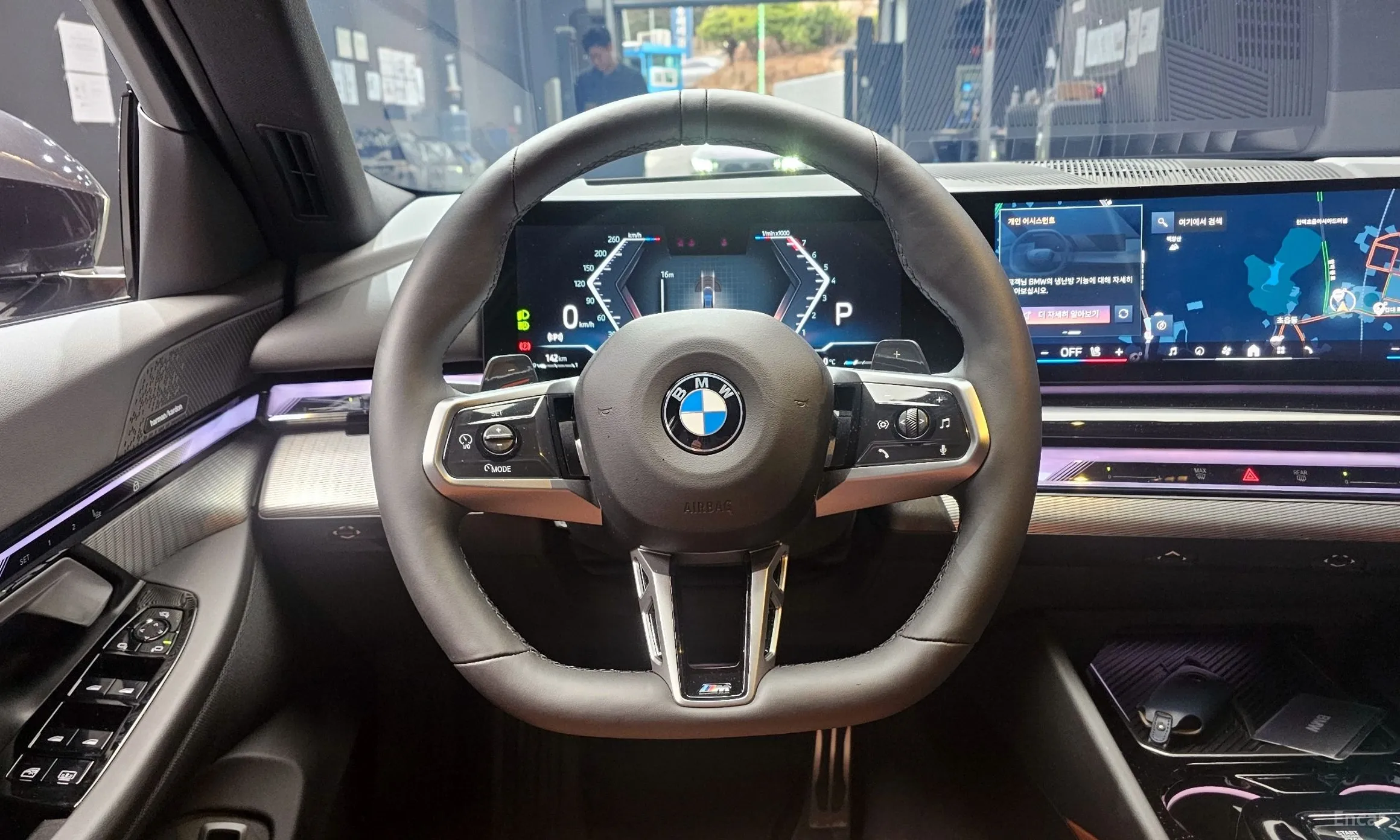 BMW 5 Series (G60) превью 14