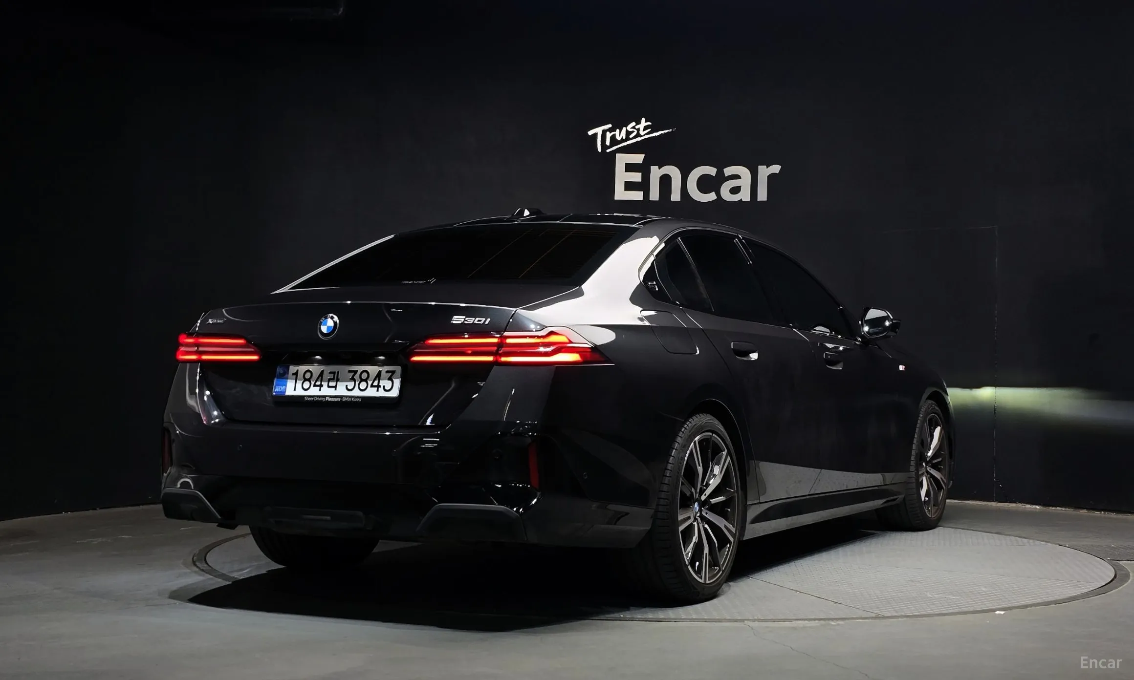 BMW 5 Series (G60) превью 2