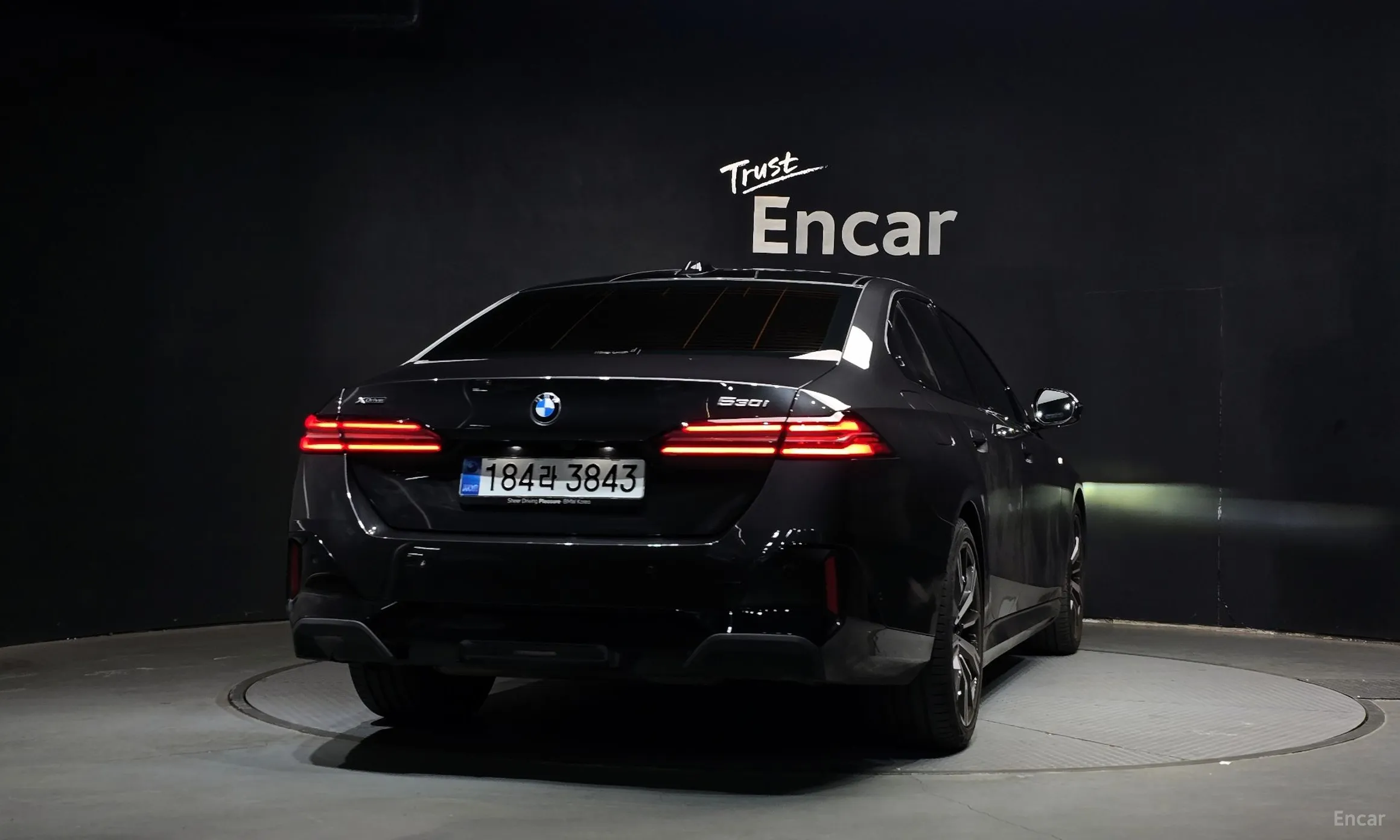BMW 5 Series (G60) превью 4