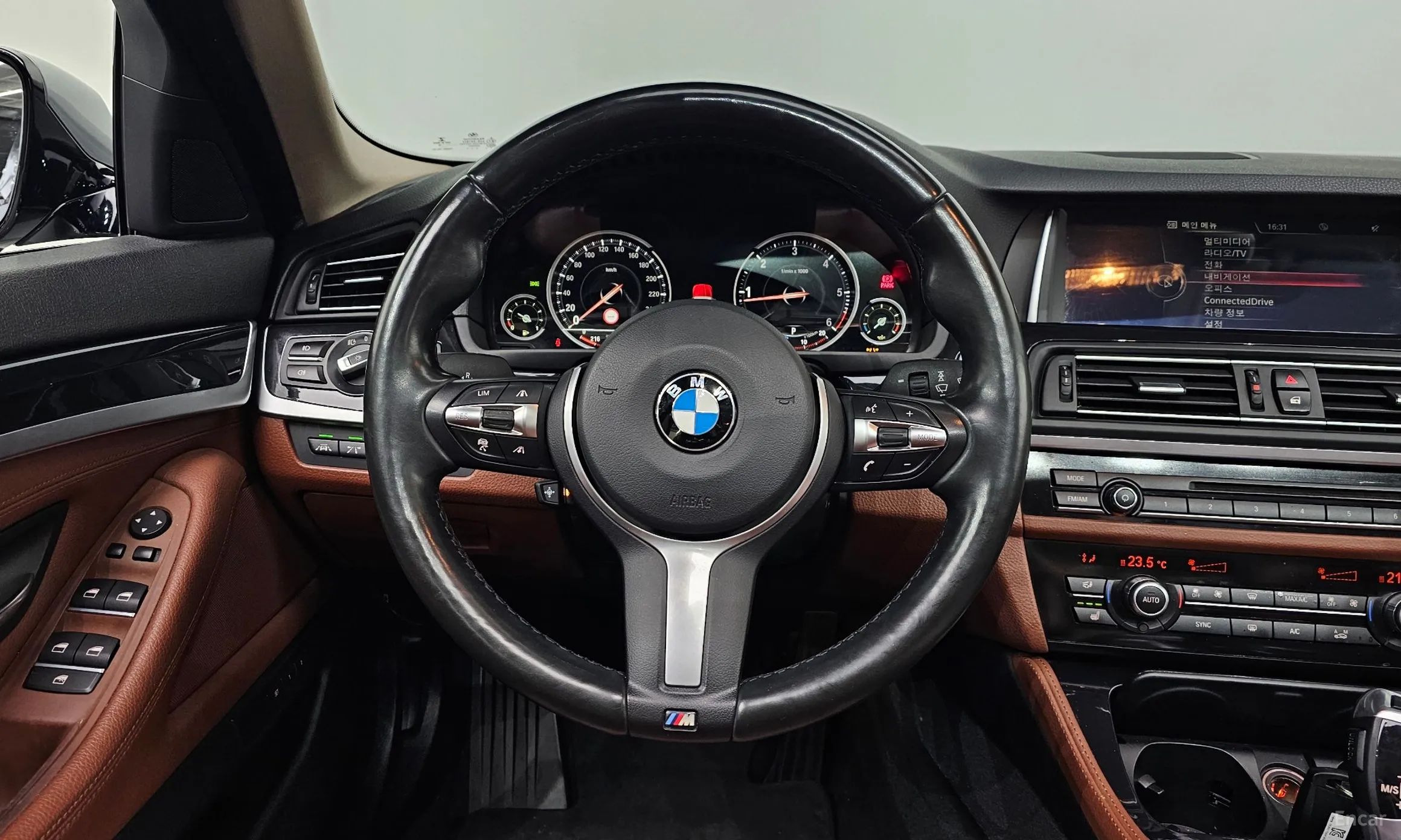 BMW 5 Series (F10) превью 13