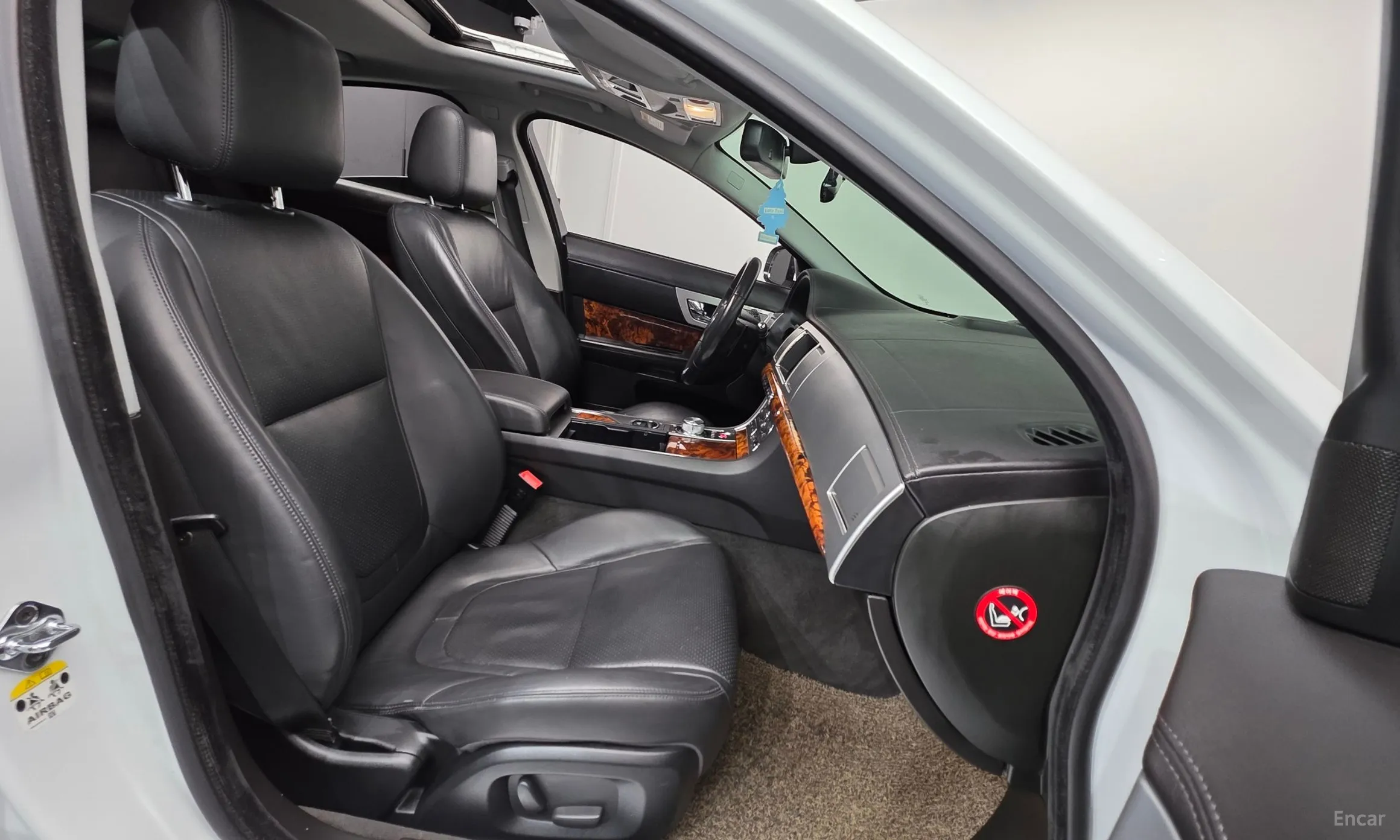 Jaguar New XF превью 10