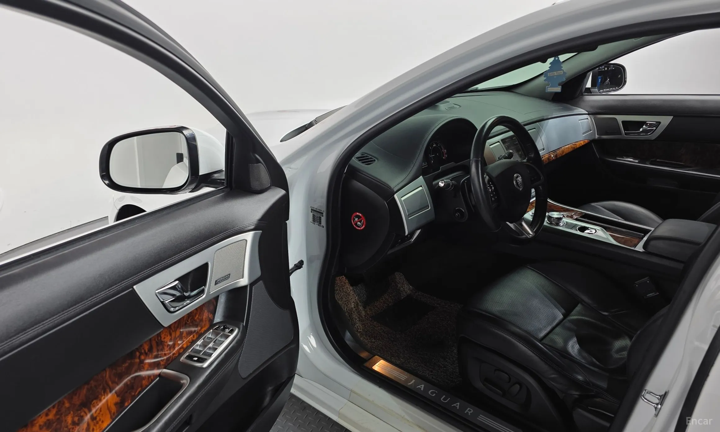 Jaguar New XF превью 12